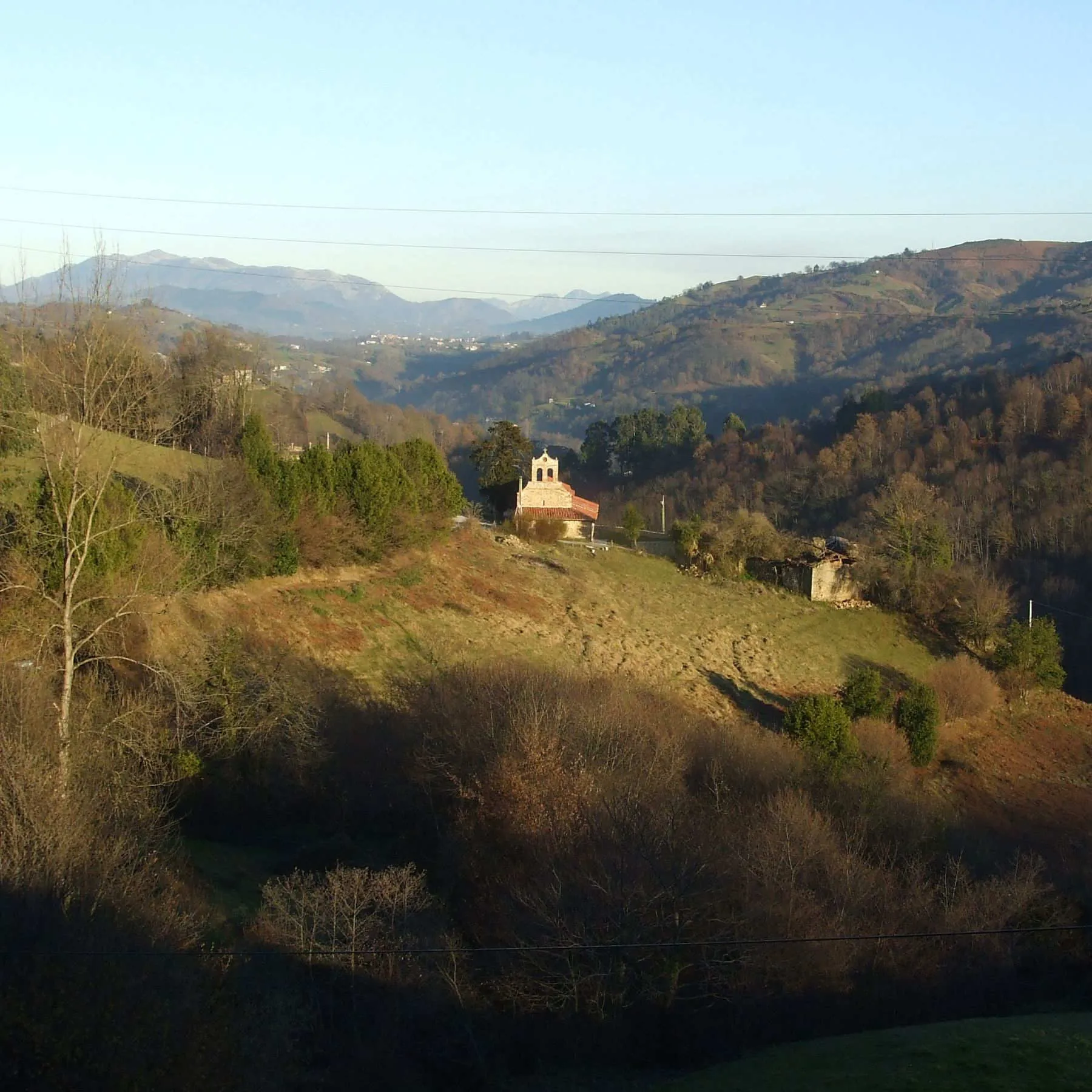 Photo showing: Ilesia reconstruyida nel sieglu XIX sobre un templu del XIII-XIV en Suares, Bimenes (Asturies).