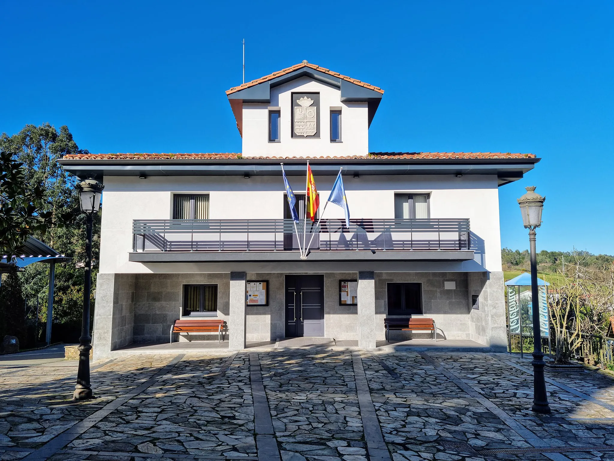 Photo showing: Ayuntamiento de Illas en enero de 2022, después de ser renovado.
