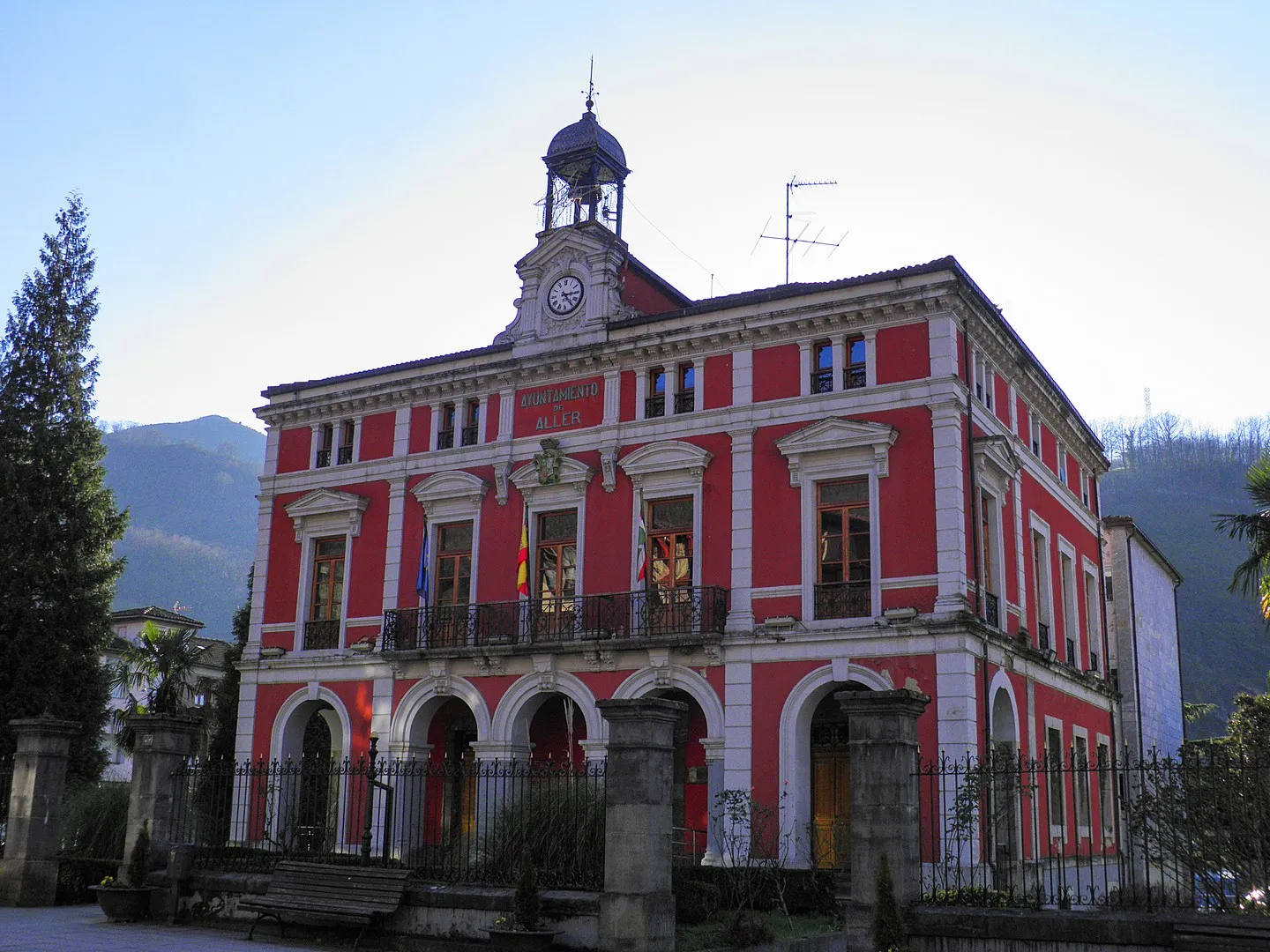 Photo showing: Ayuntamiento de Cabañaquinta, Aller, Asturias