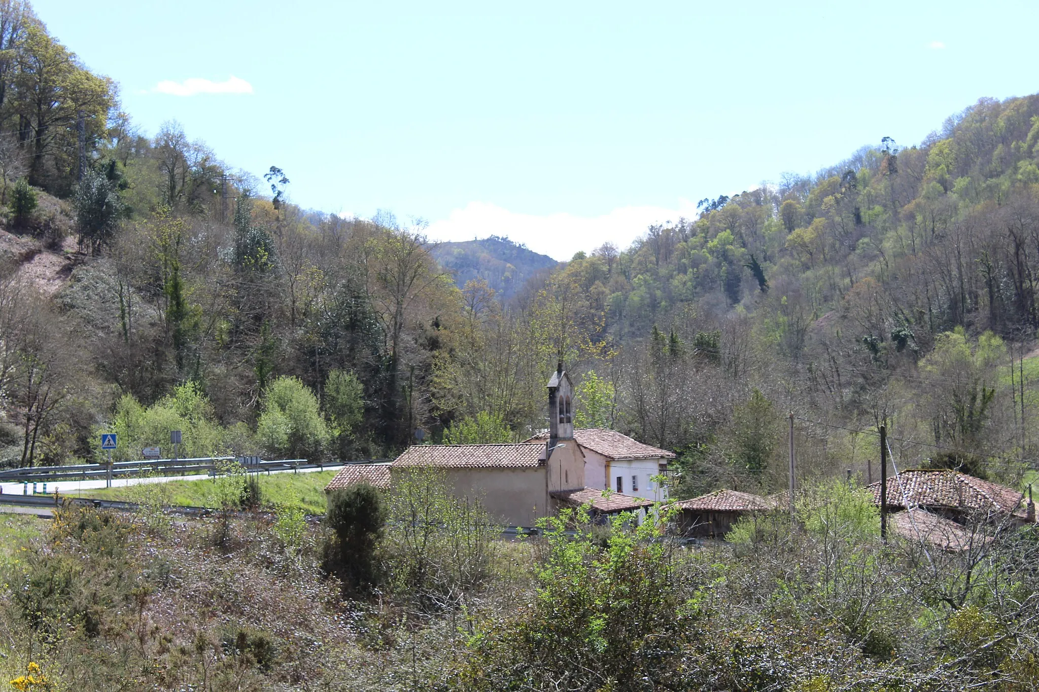 Photo showing: Iglesia de San Julián de Viñón. Siglos IX a XI. A ocho kilómetros de Villaviciosa; es uno de los templos más importantes del románico rural de la zona centro-oriental asturiano. Fue catalogado en 1985 como Monumento Histórico Artístico.