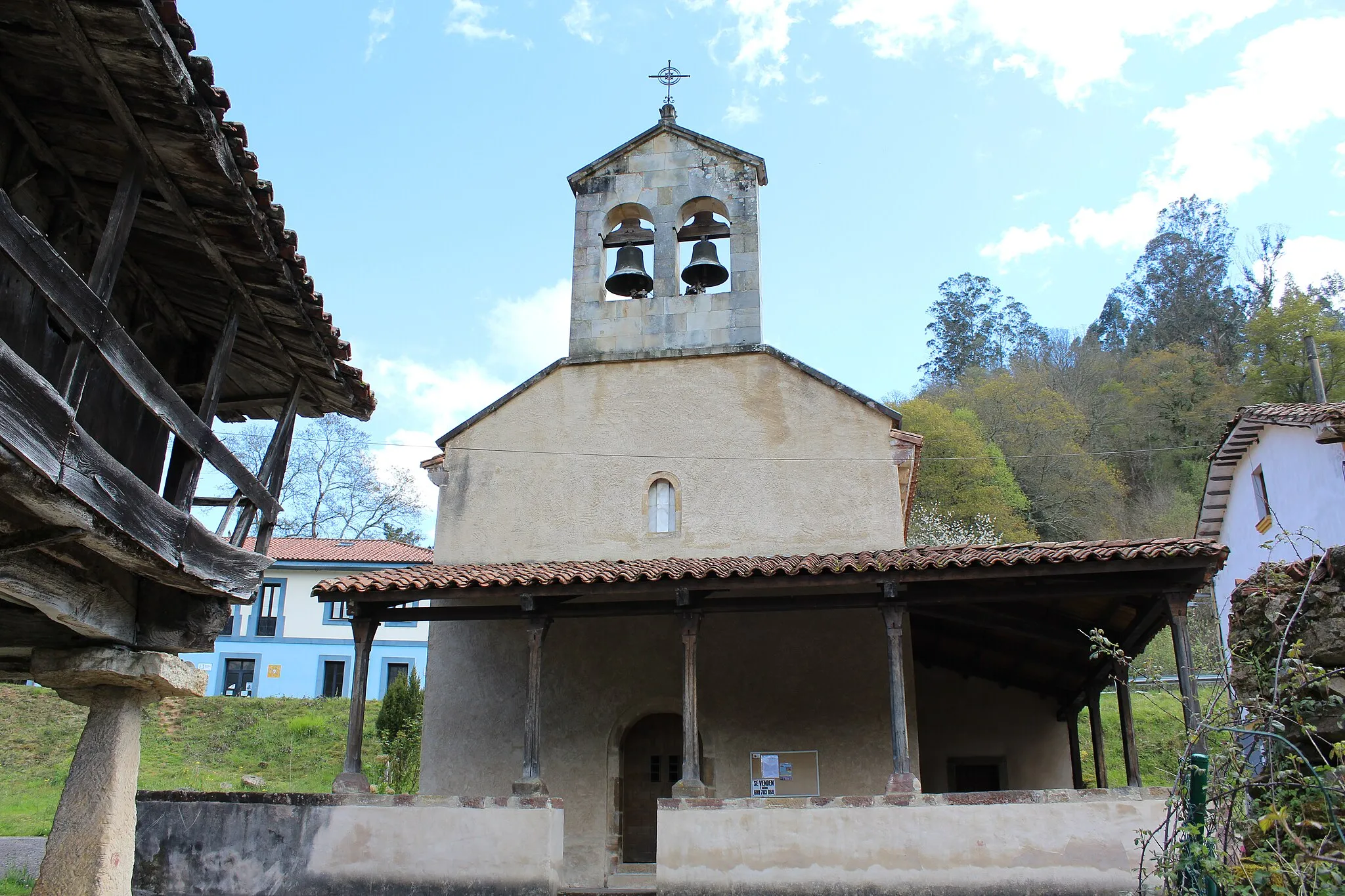 Photo showing: Iglesia de San Julián de Viñón. Siglos IX a XI. A ocho kilómetros de Villaviciosa; es uno de los templos más importantes del románico rural de la zona centro-oriental asturiano. Fue catalogado en 1985 como Monumento Histórico Artístico.