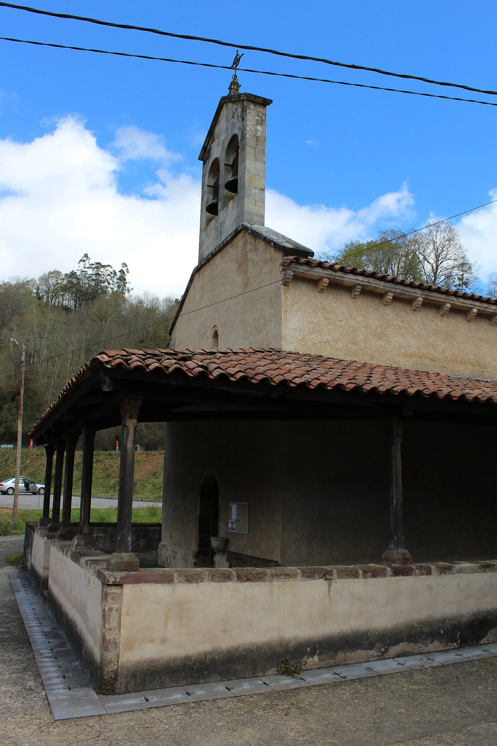 Photo showing: Iglesia de San Julián de Viñón. Siglos IX a XI. A ocho kilómetros de Villaviciosa; es uno de los templos más importantes del románico rural de la zona centro-oriental asturiano. Fue catalogado en 1985 como Monumento Histórico Artístico.