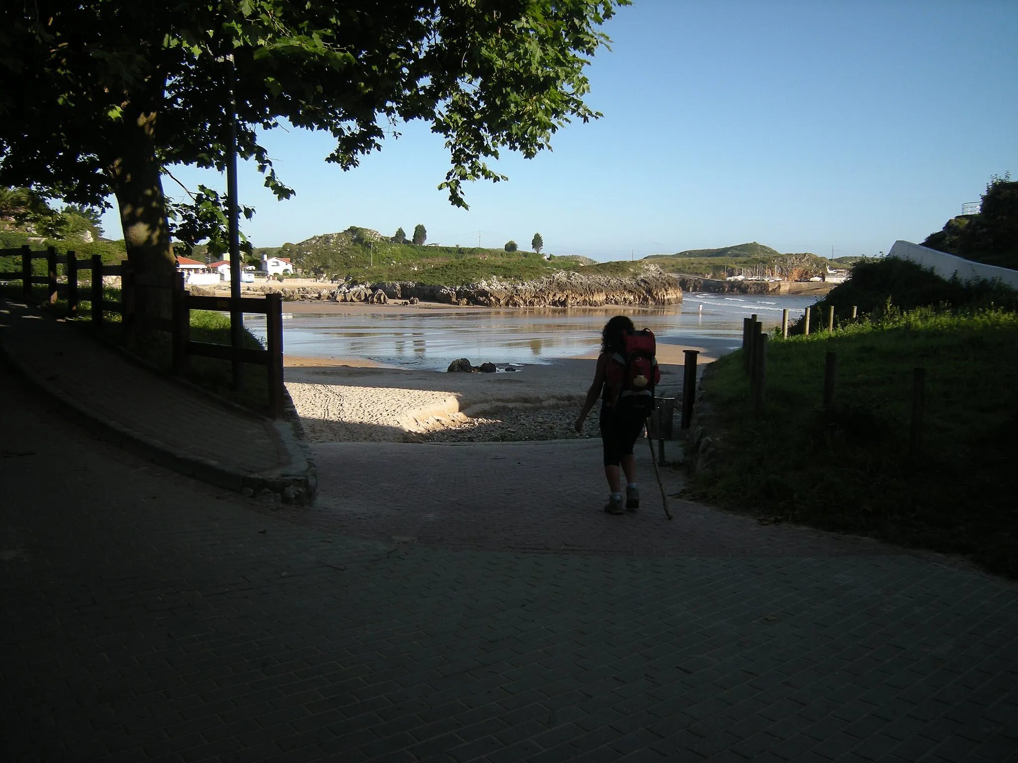 Photo showing: En Celorio otra vez toca andar un pequeño tramo por la arena de la playa.