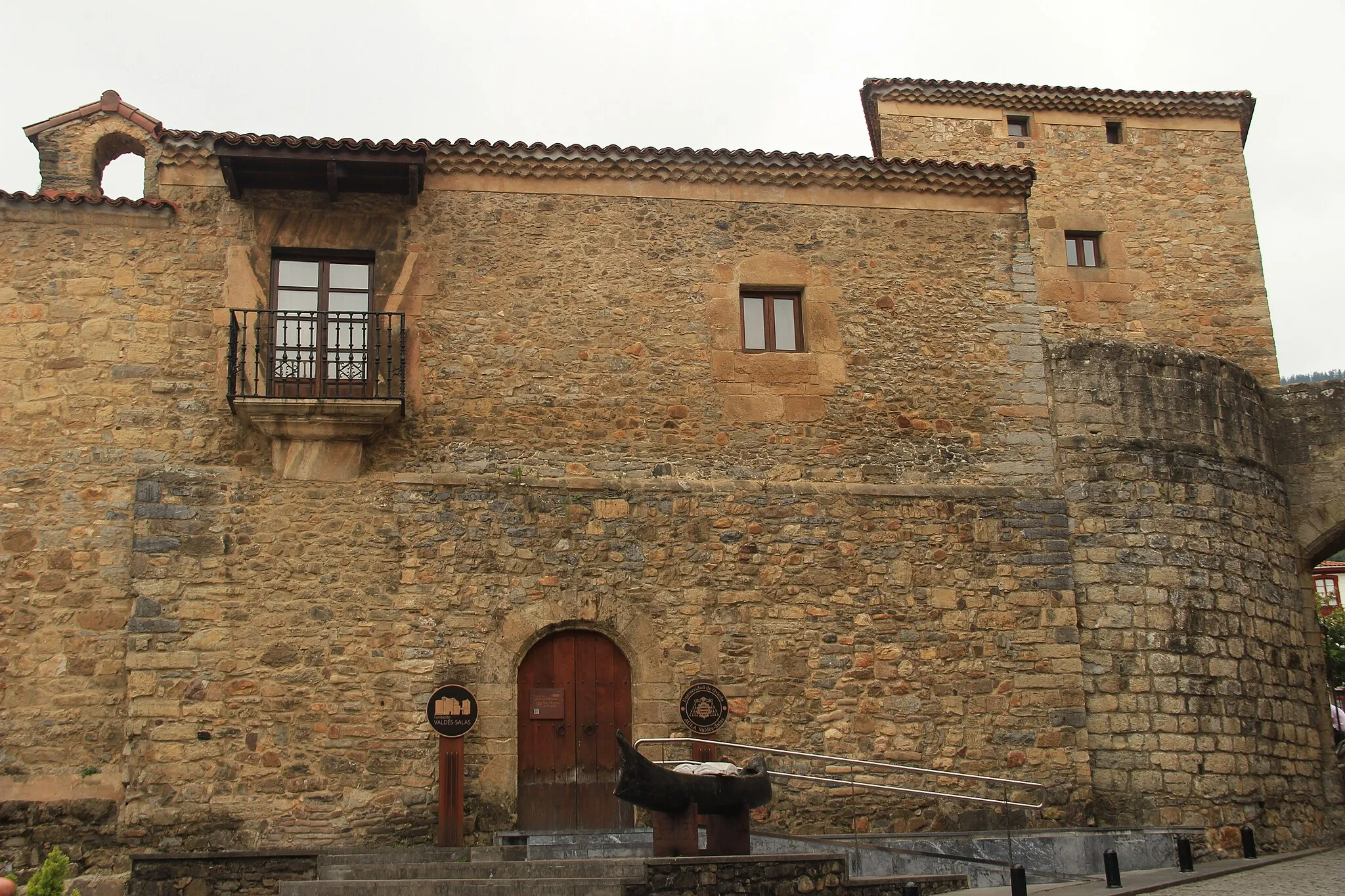 Photo showing: Historical site of the town of Salas. Palace of Valdés Salas. Northeast façade.