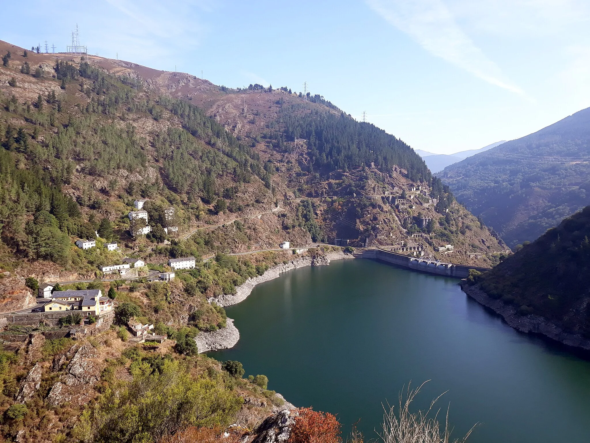 Photo showing: Grandas de Salime reserviour, on the Primitive Way of Saint James in Asturias, Spain.