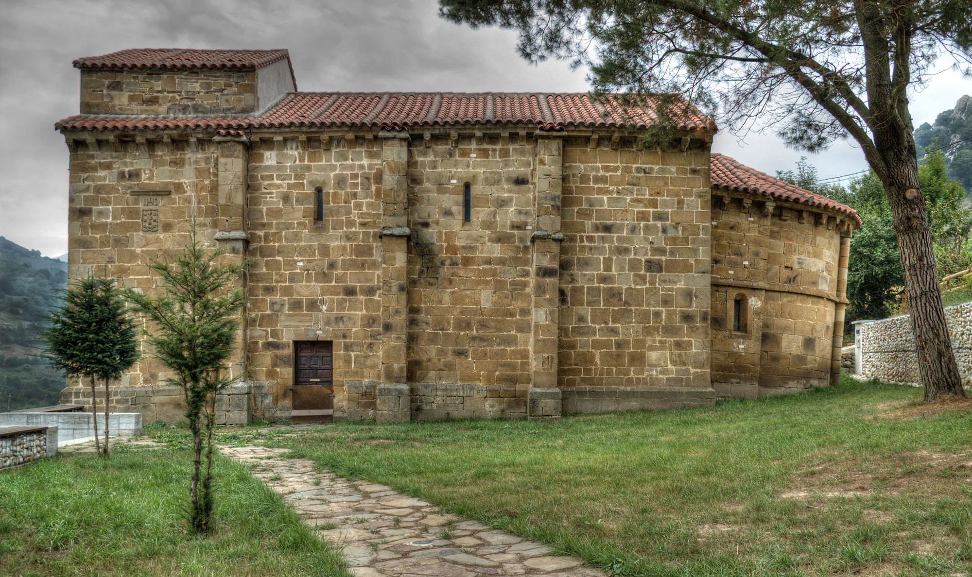 Photo showing: Iglesia de origen románico en Arrojo (Quirós, Asturias). Datada en los siglos XII-XIII.