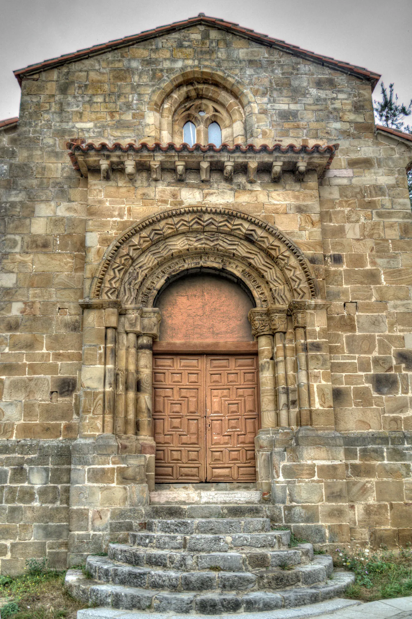 Photo showing: Iglesia de origen románico en Arrojo (Quirós, Asturias). Datada en los siglos XII-XIII.