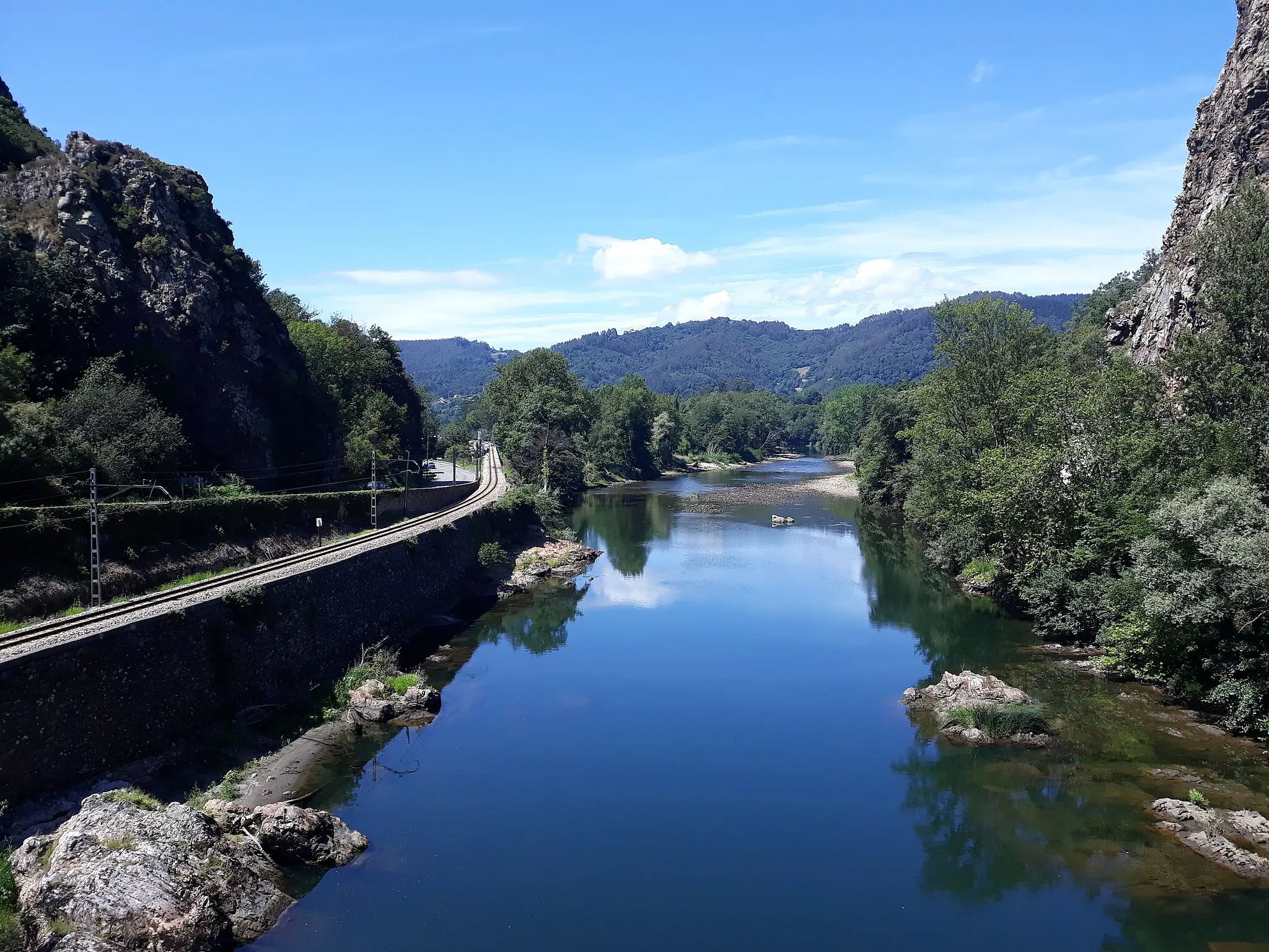 Photo showing: Nalón River, highway N-634 and railway line. Primitive Way of Saint James at Peñaflor, Grado, Asturias, Spain.