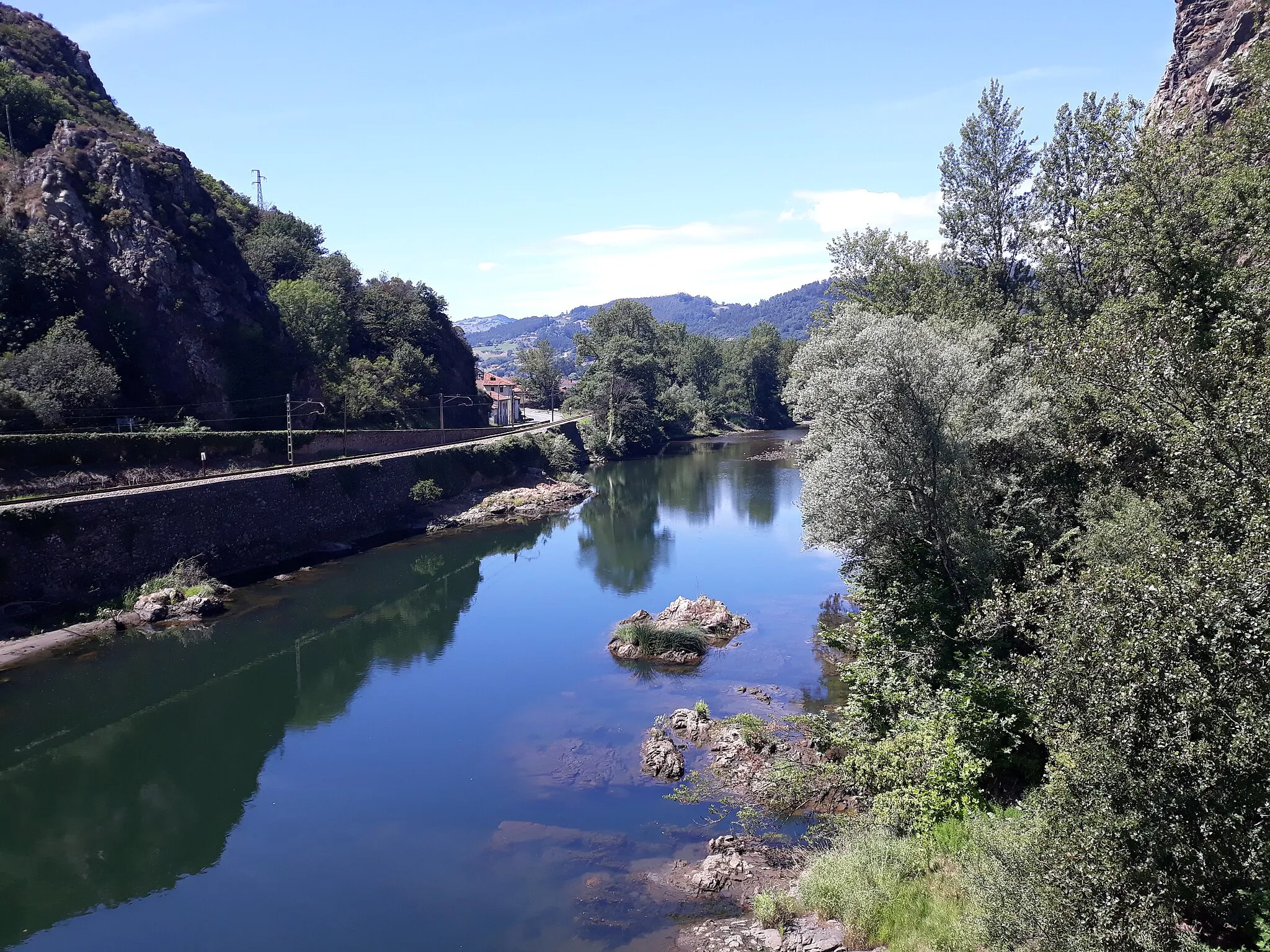 Photo showing: Nalon River, highway N-634 and railway. Primitive Way of Saint James at Peñaflor, Grado, Asturias, Spain.