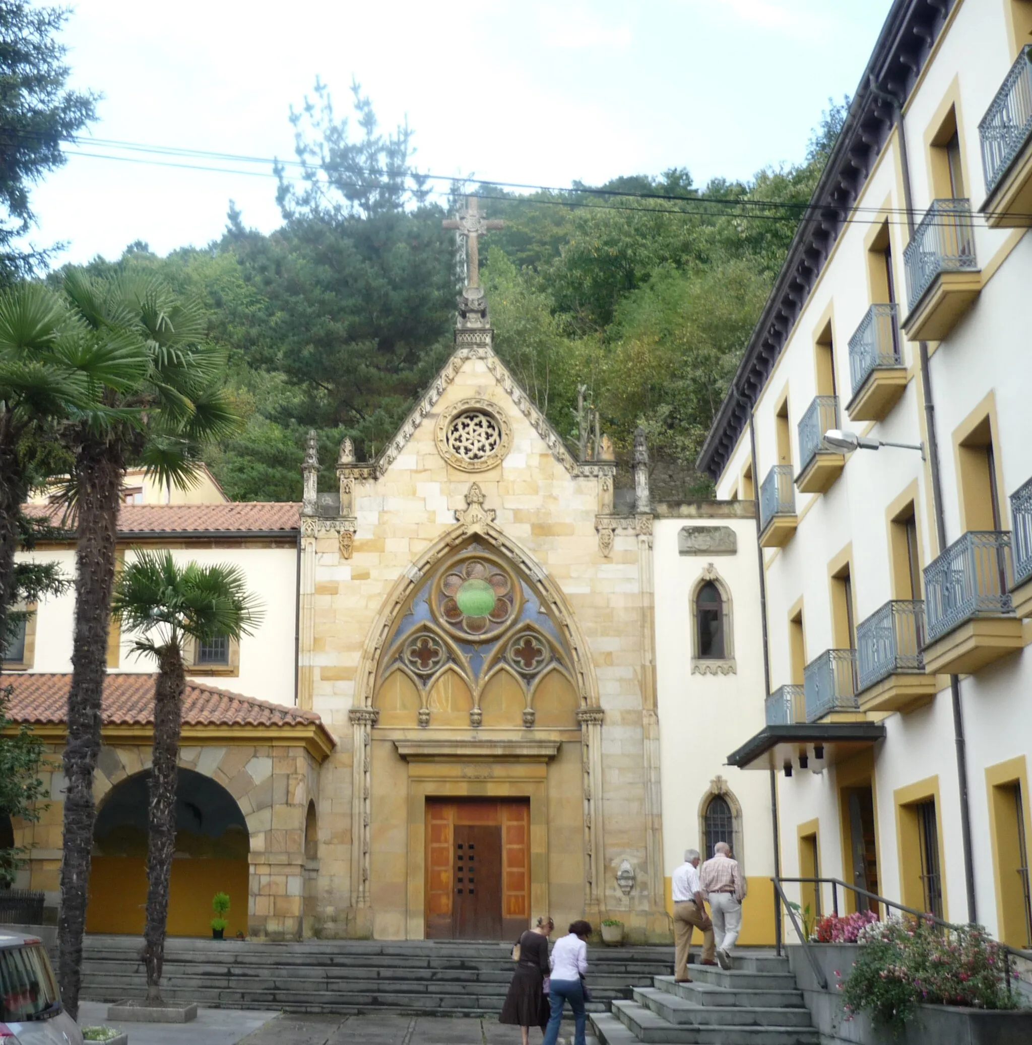 Photo showing: Church from San Feliz Palace (Langreo, Spain)