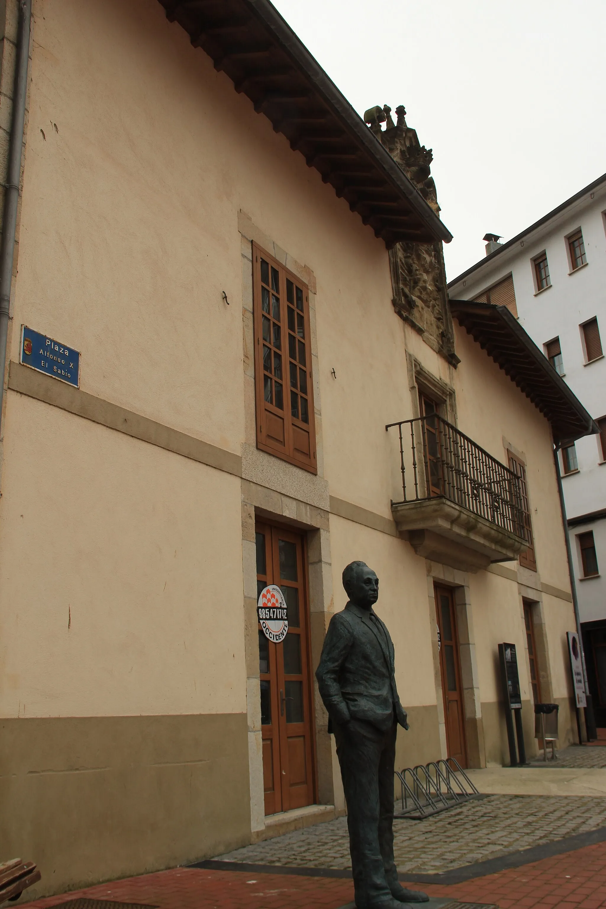 Photo showing: Palace of the Marquises of Gamoneda (Luarca). Front and statue of Severo Ochoa.