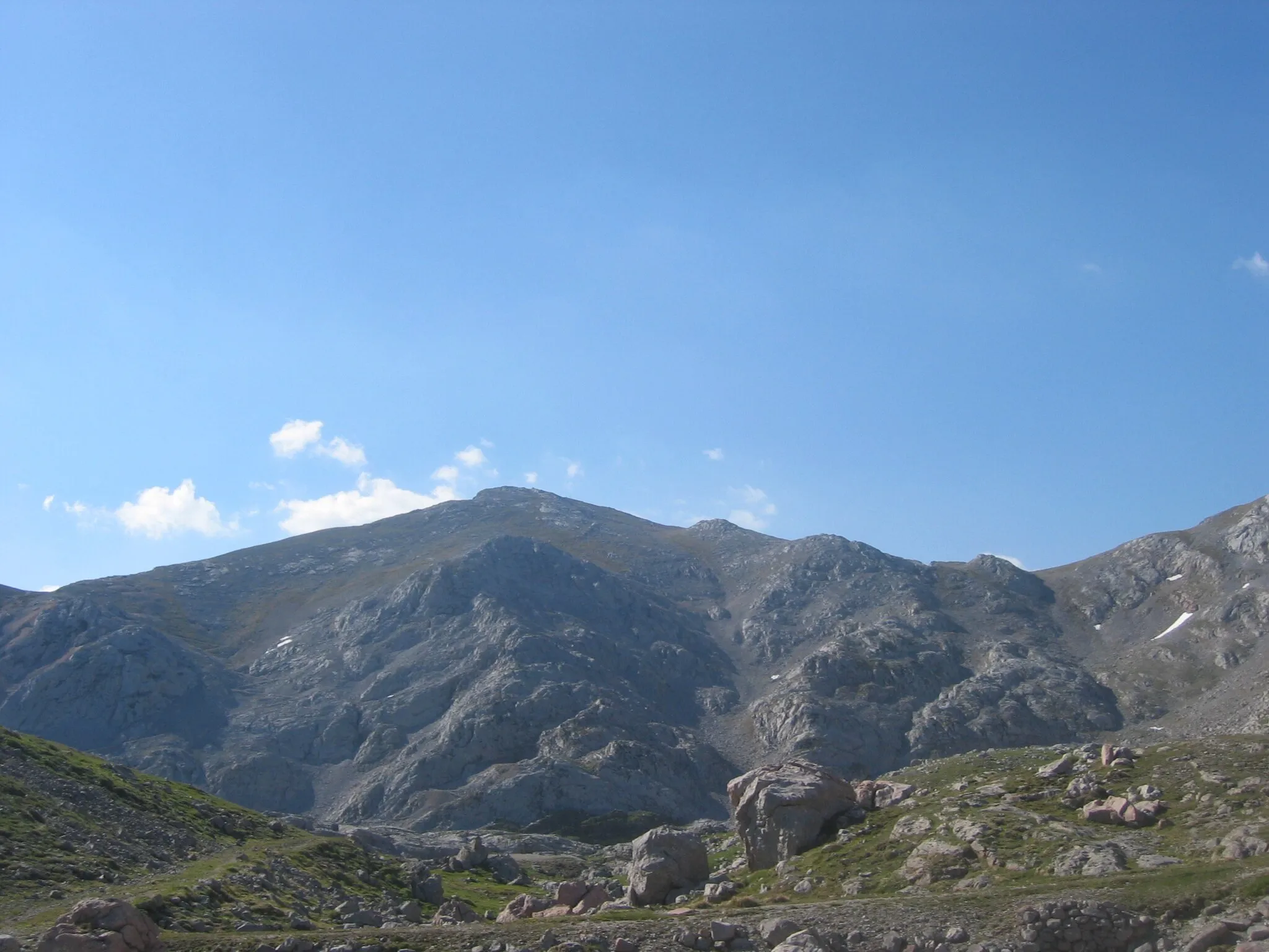 Photo showing: El Pico Sagrado Corazón es una de las cumbres del Macizo de Ándara, en los Picos de Europa (Cantabria, España).