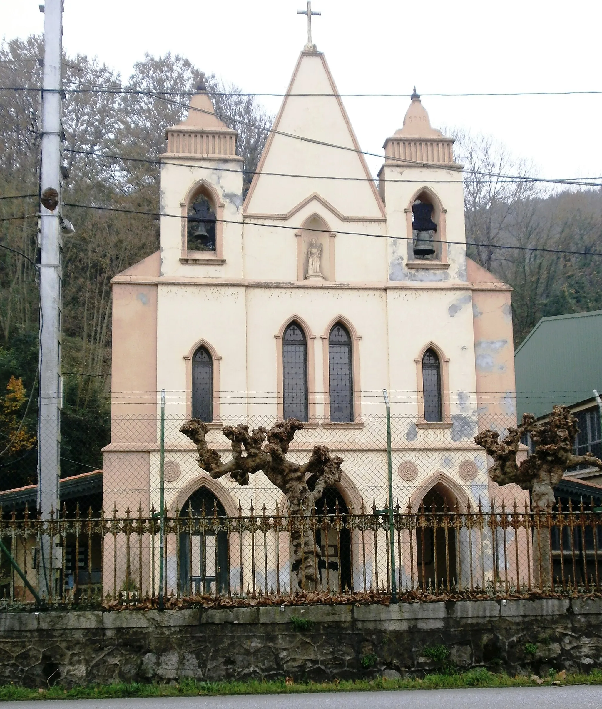 Photo showing: Iglesia de Santa Bárbara. Fábrica de armas de Trubia