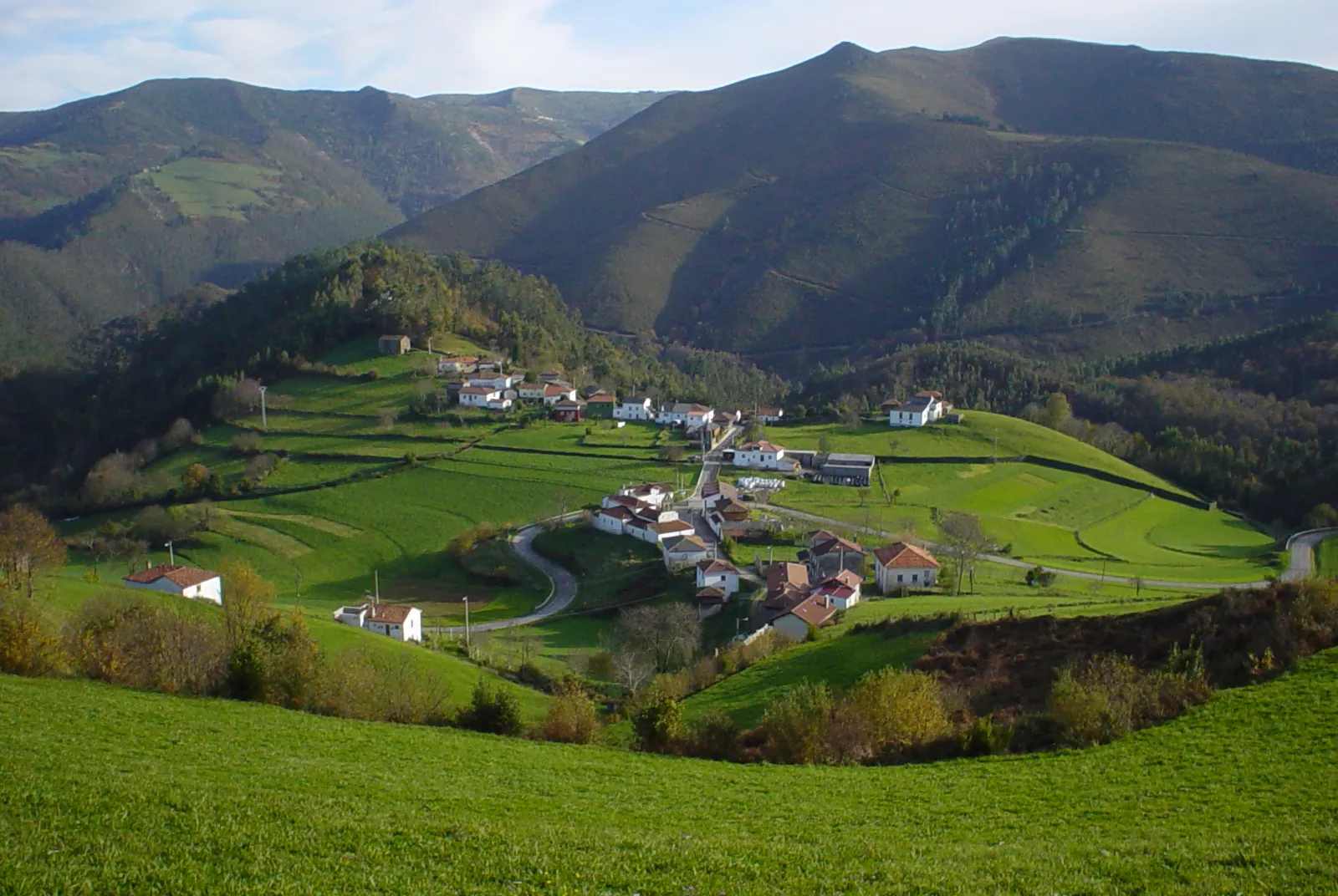 Photo showing: Vista de Arcallana, pueblo que da nombre a la parroquia.