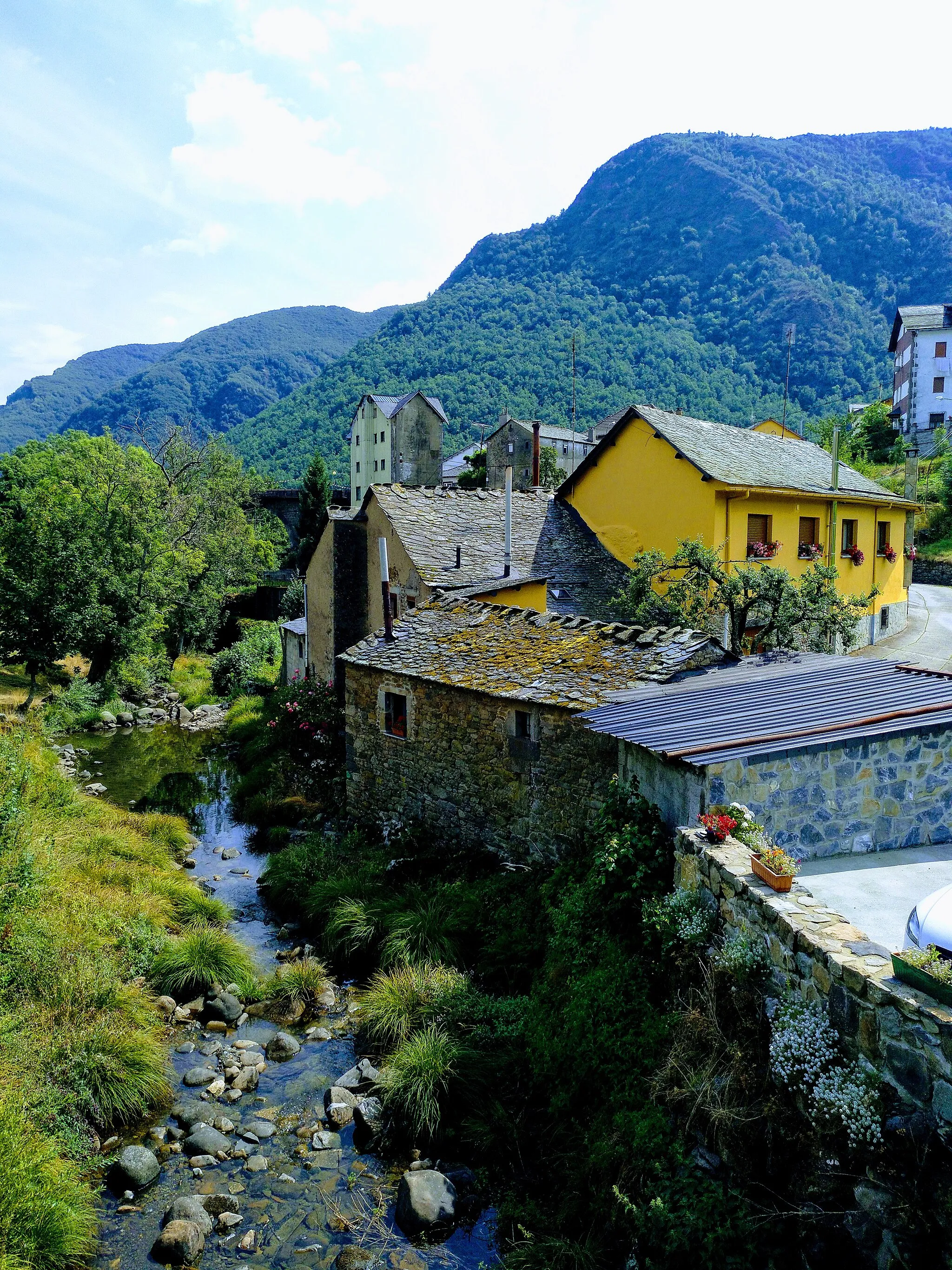 Photo showing: Caboalles