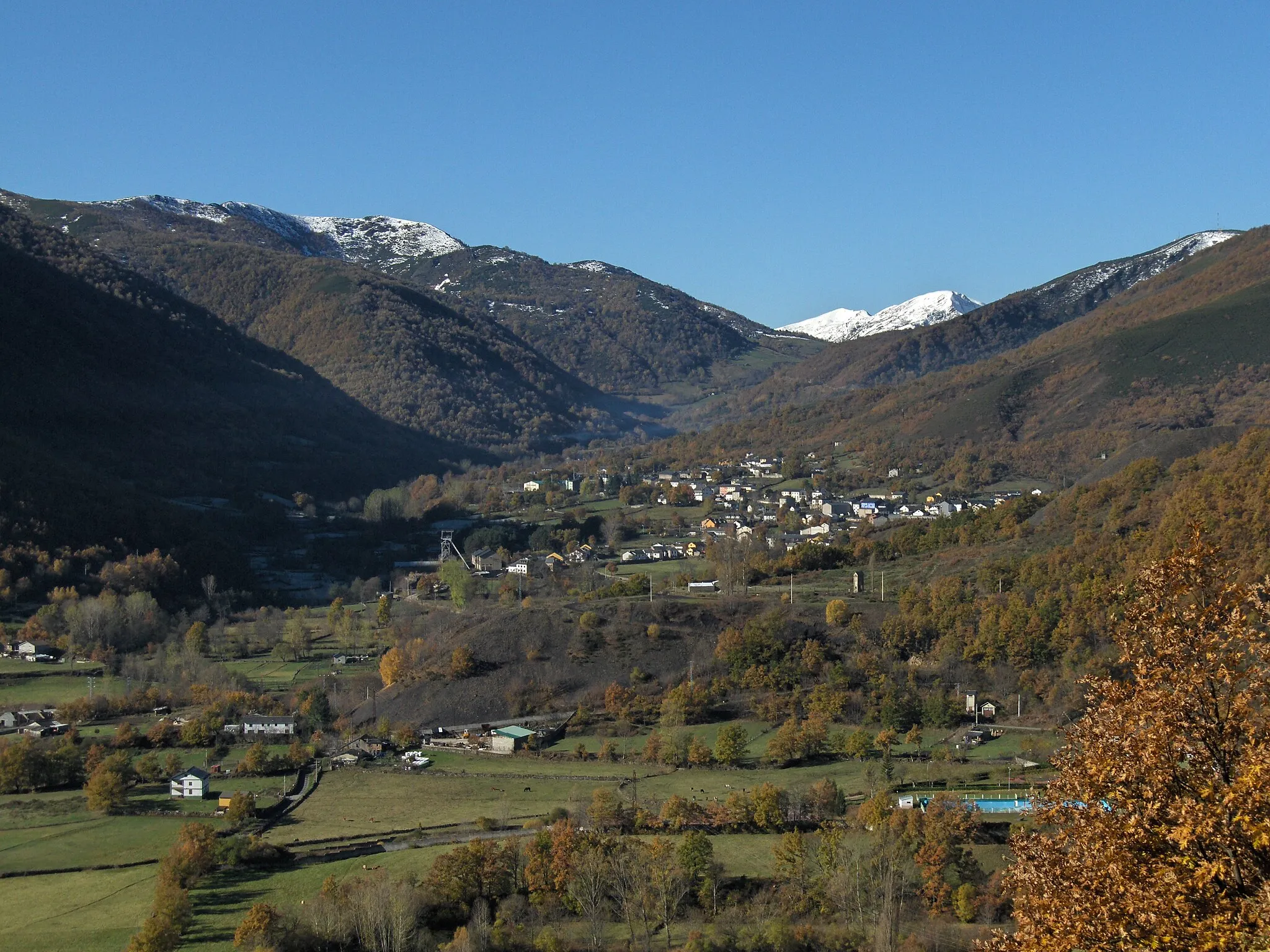 Photo showing: Valle de Laciana. Al fondo, Caboalles de Abajo.