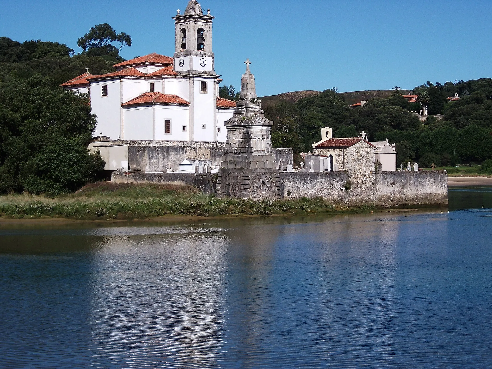 Photo showing: Situada en la ensenada de Barro, entre este municipio y el de Niembru (Asturias)