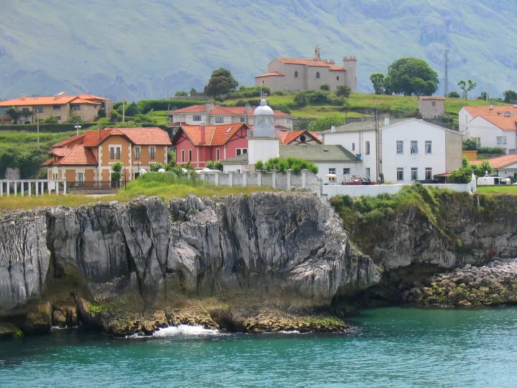 Photo showing: The Llanes Port's lighthouse in Asturias (Spain).