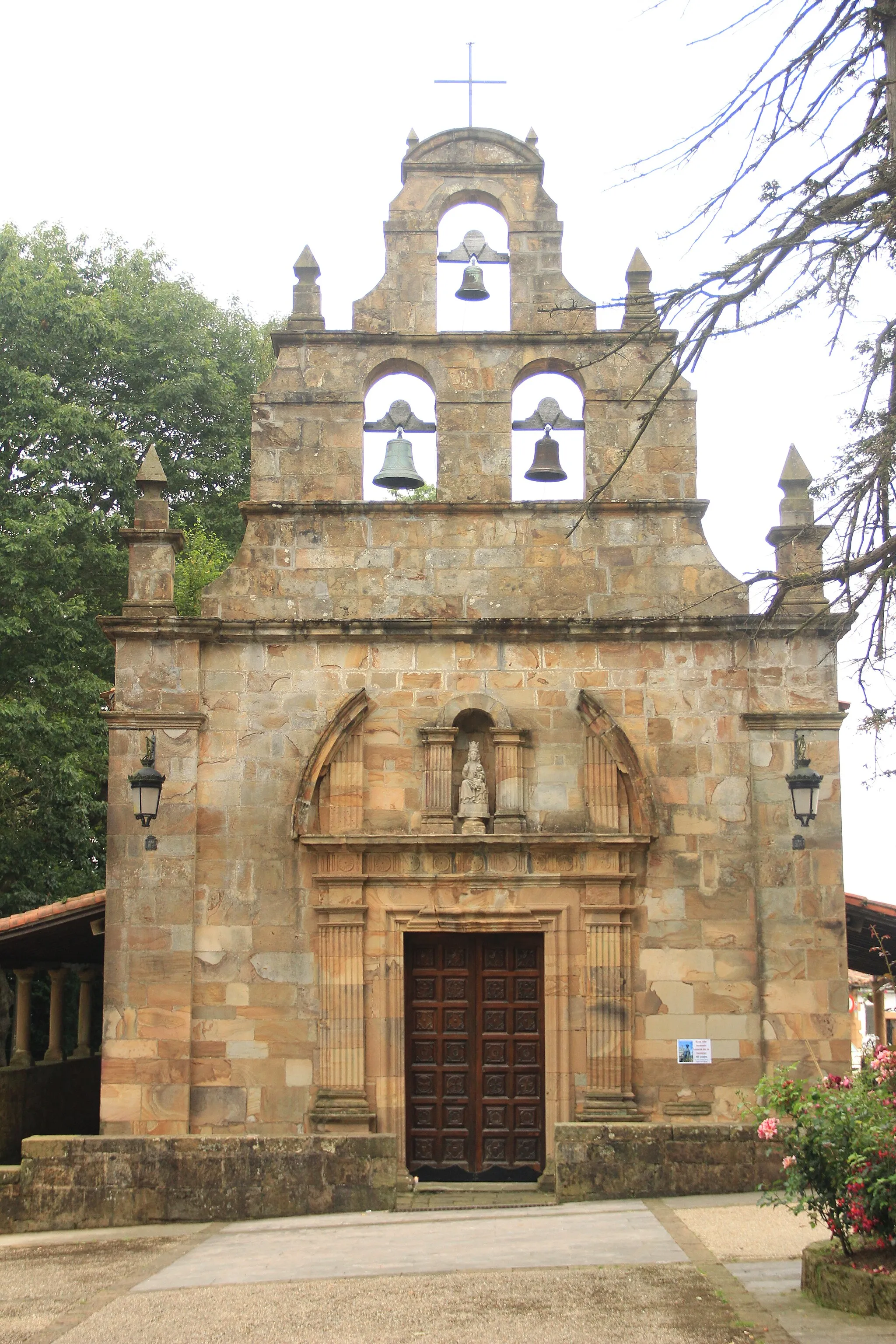 Photo showing: Hermitage of Our Lady of the Carbayo (Langreo). West front.