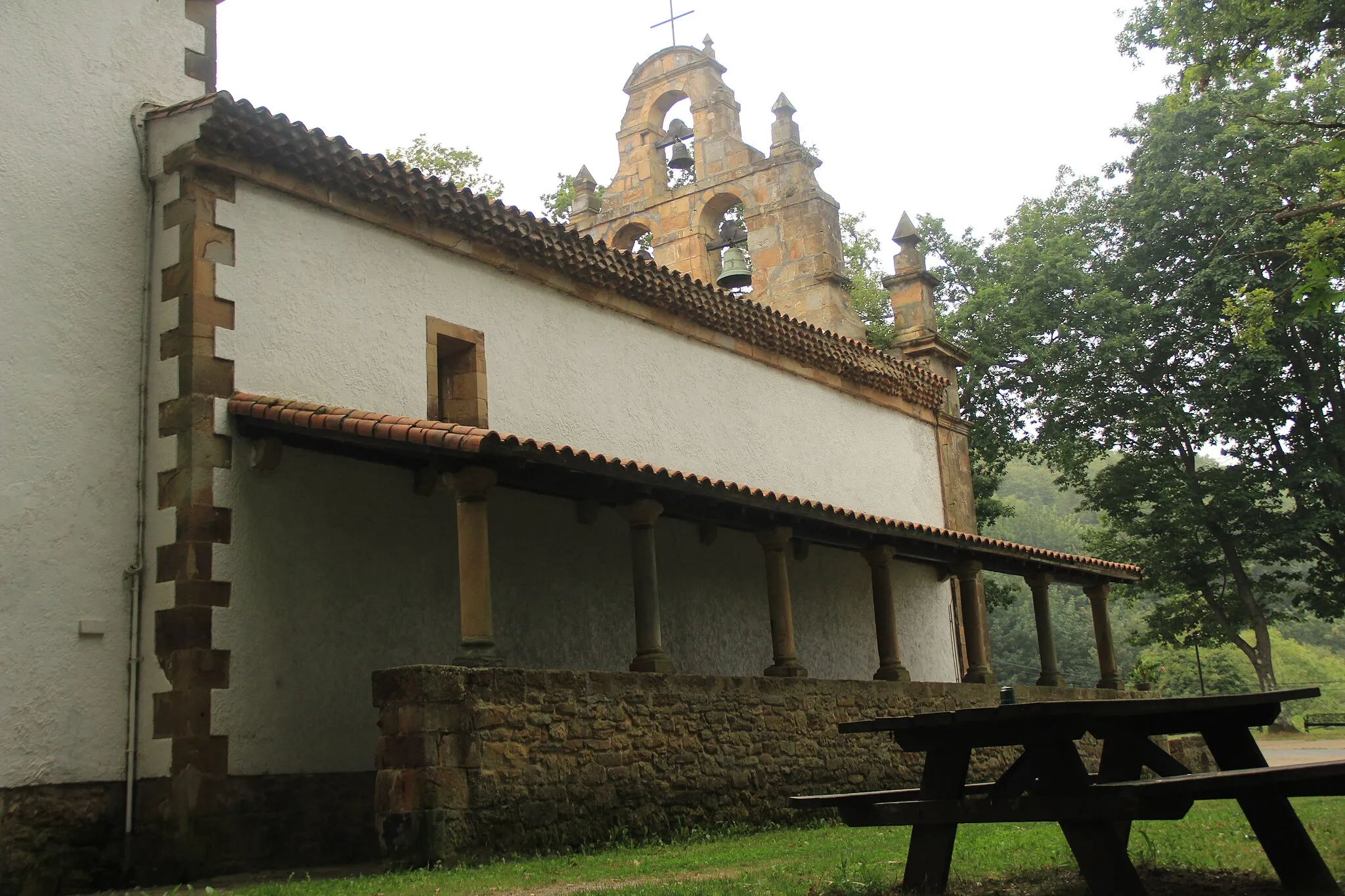 Photo showing: Hermitage of Our Lady of the Carbayo (Langreo). North façade. Portico.