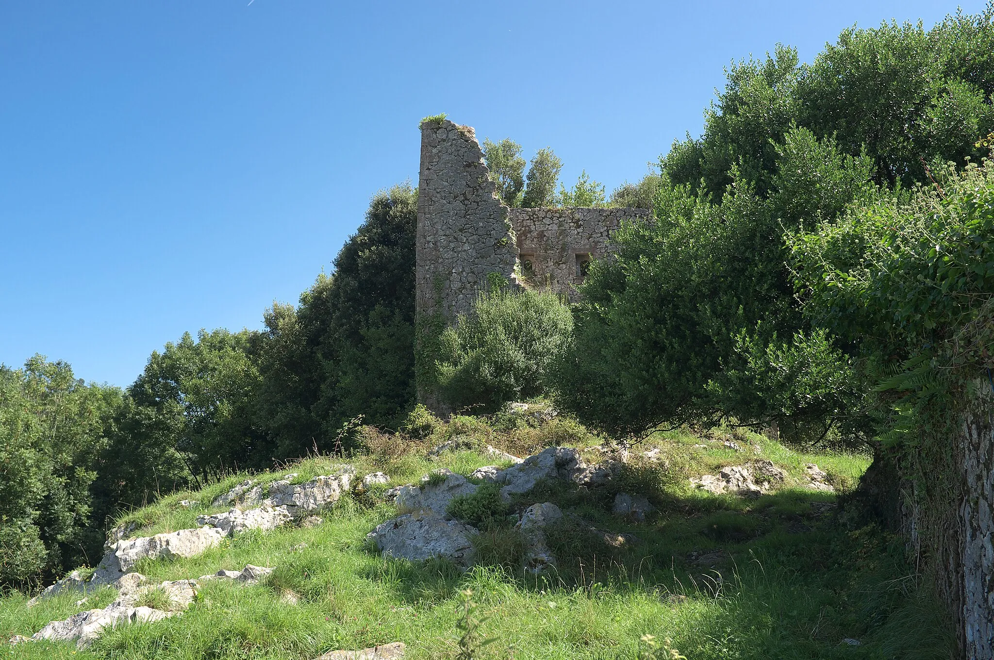 Photo showing: La Torre de Tronquedo está localizada en Andrín, Llanes (Principado de Asturias, España). La construcción se halla en ruinas y cubierta de maleza y en la actualidad no se puede acceder a la misma por encontrarse dentro de una finca privada.