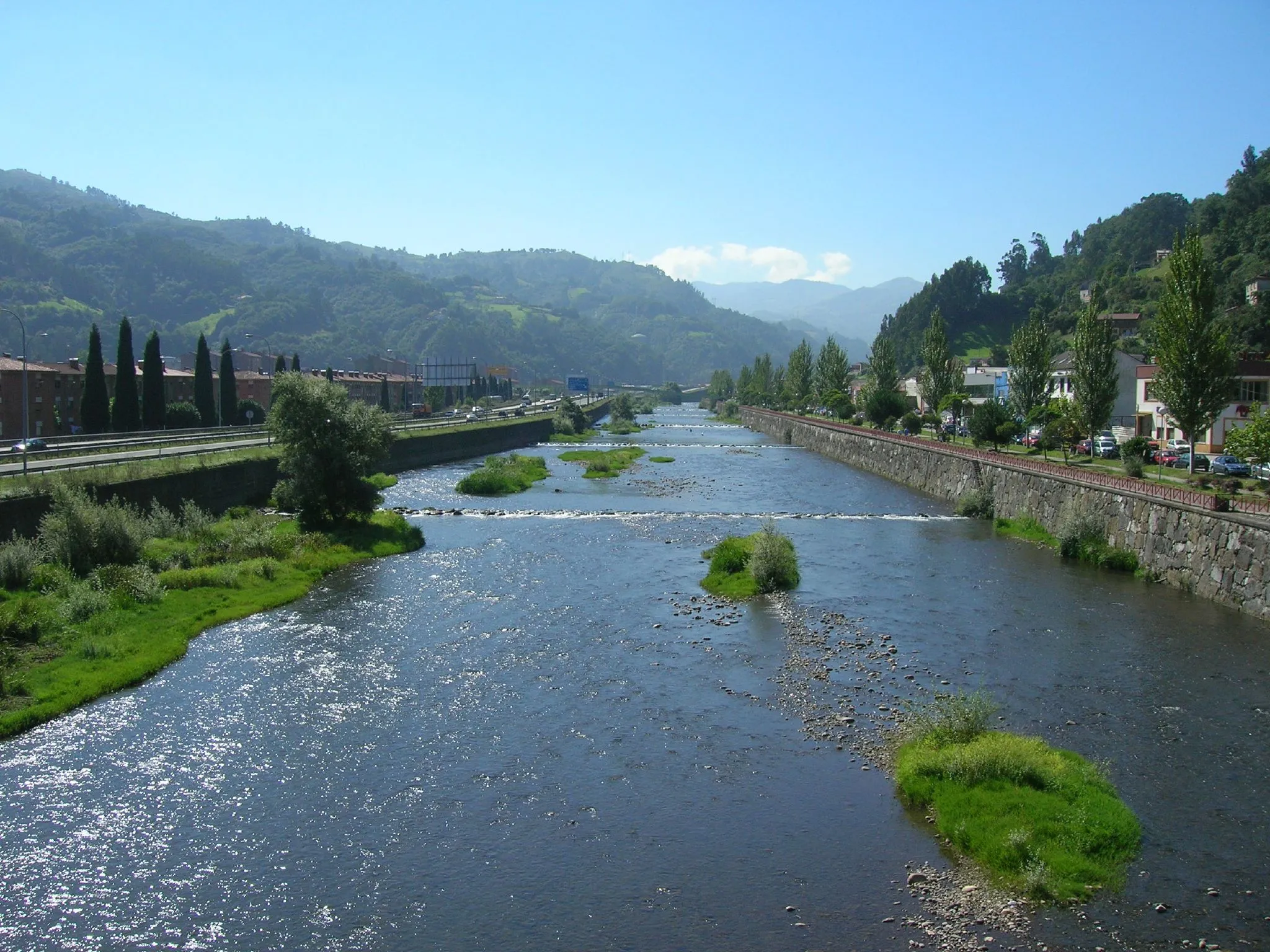 Photo showing: El río Caudal a su paso por la localidad minera de Mieres.