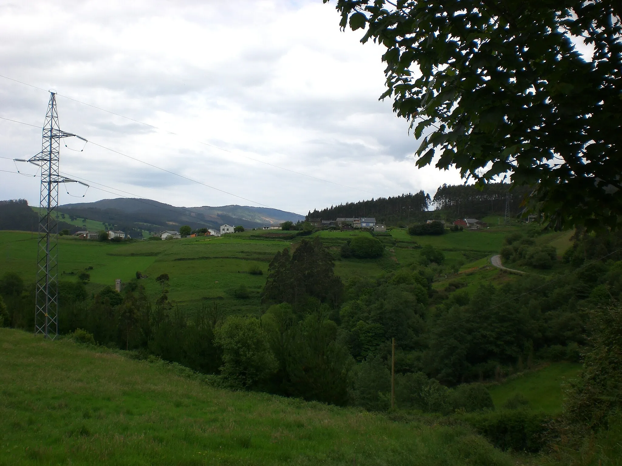 Photo showing: Vista de MiOu desde el pueblo de al lado (Asturias).