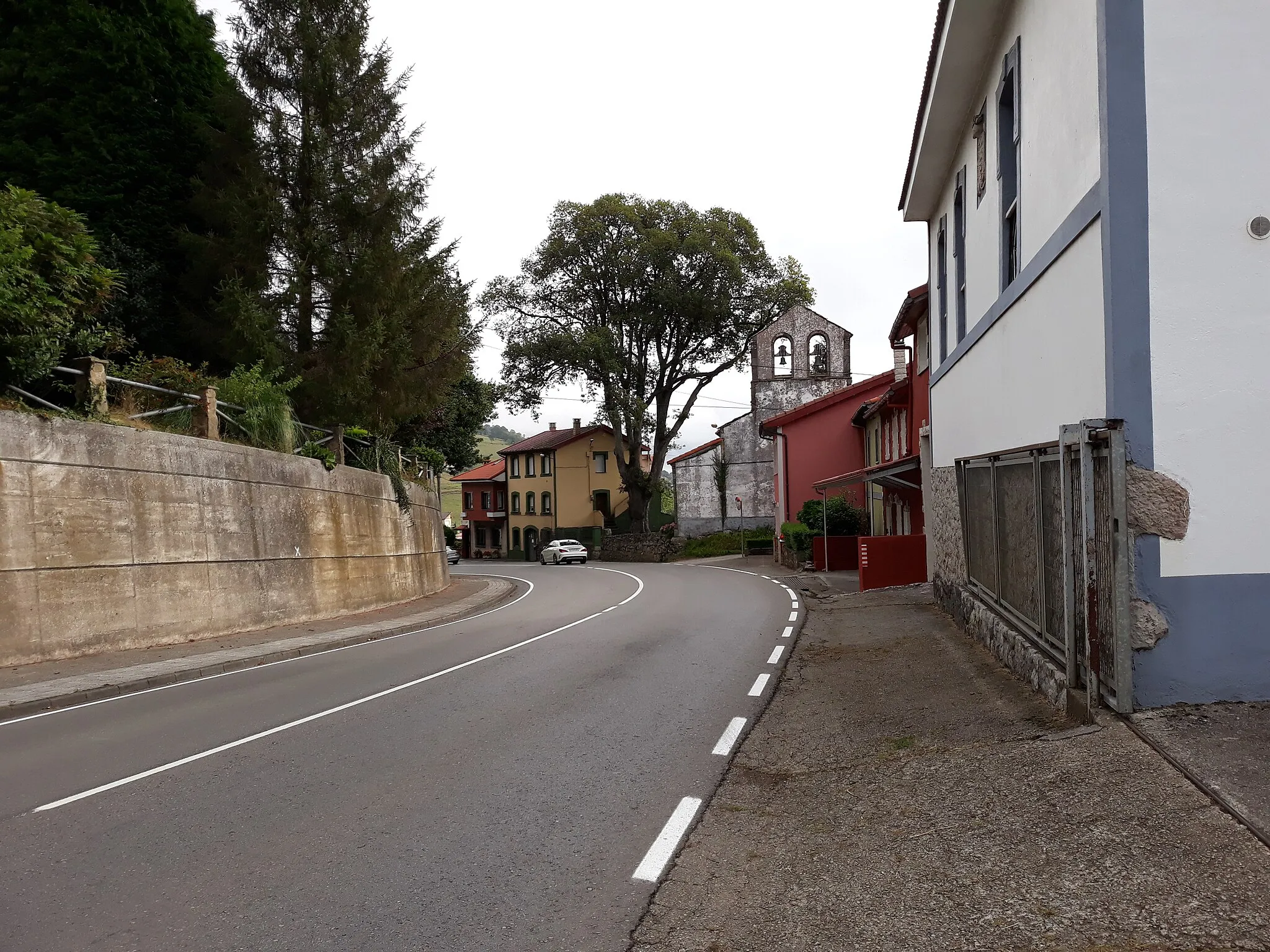 Photo showing: El Pedregal, a village on the Primitive Way of Saint James in Asturias, Spain.