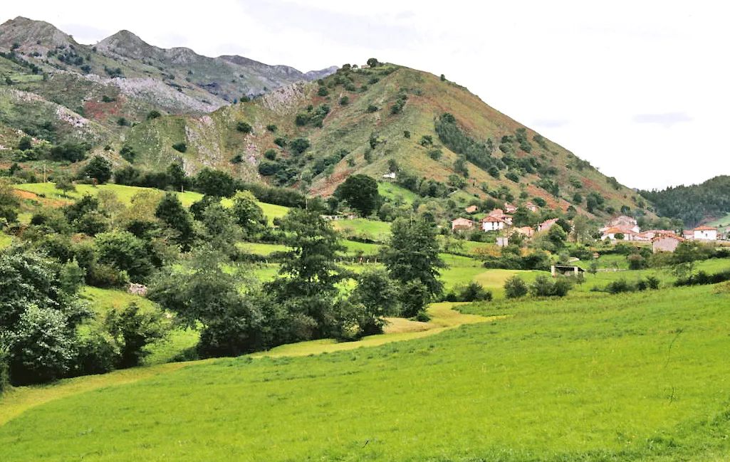 Photo showing: The village and its surroundings. La Barbolla, Llanes, Asturias, Spain