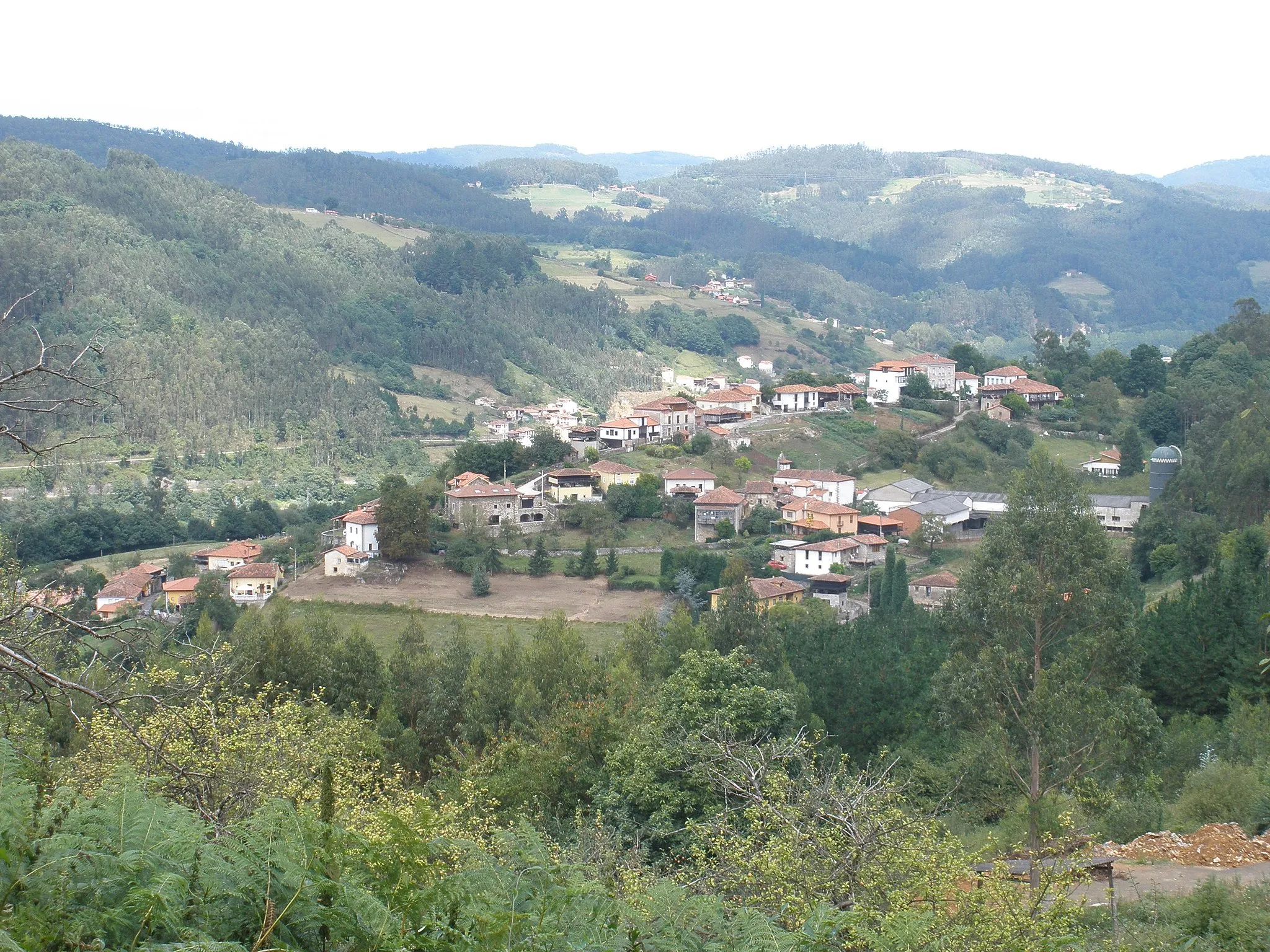 Photo showing: Vista general de San Justo, en el concejo de Salas (Asturias)