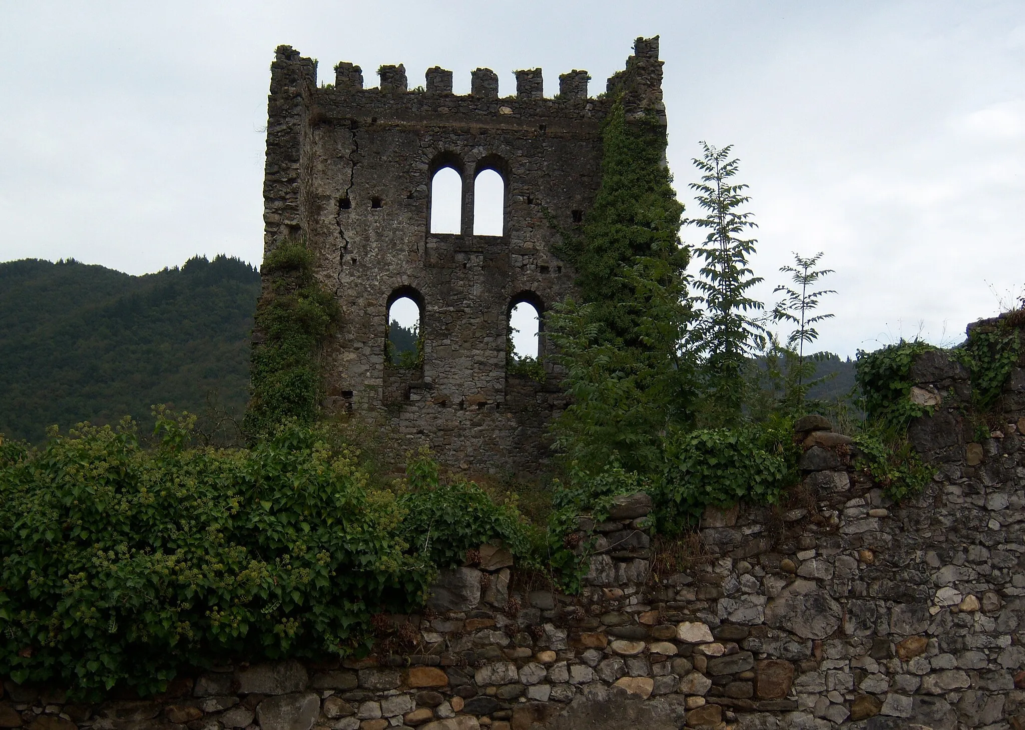 Photo showing: Detalle de la torre tras la muralla del conjunto. Declarado Bien de Interés Culturan en 1975, Soto, concejo de Aller, Asturias.