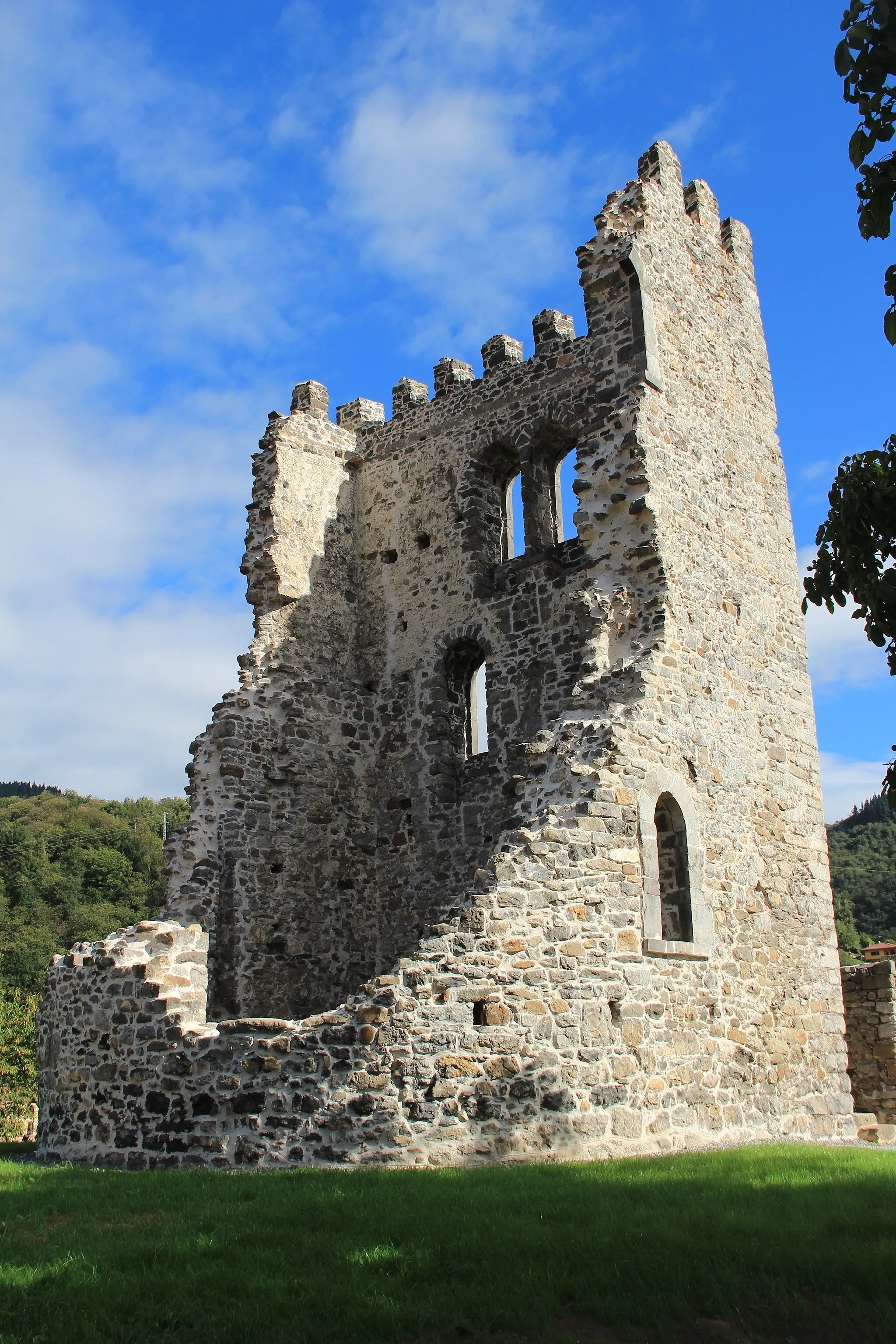 Photo showing: Castle of Soto (Aller). Tower. View from the south. Inner walls.