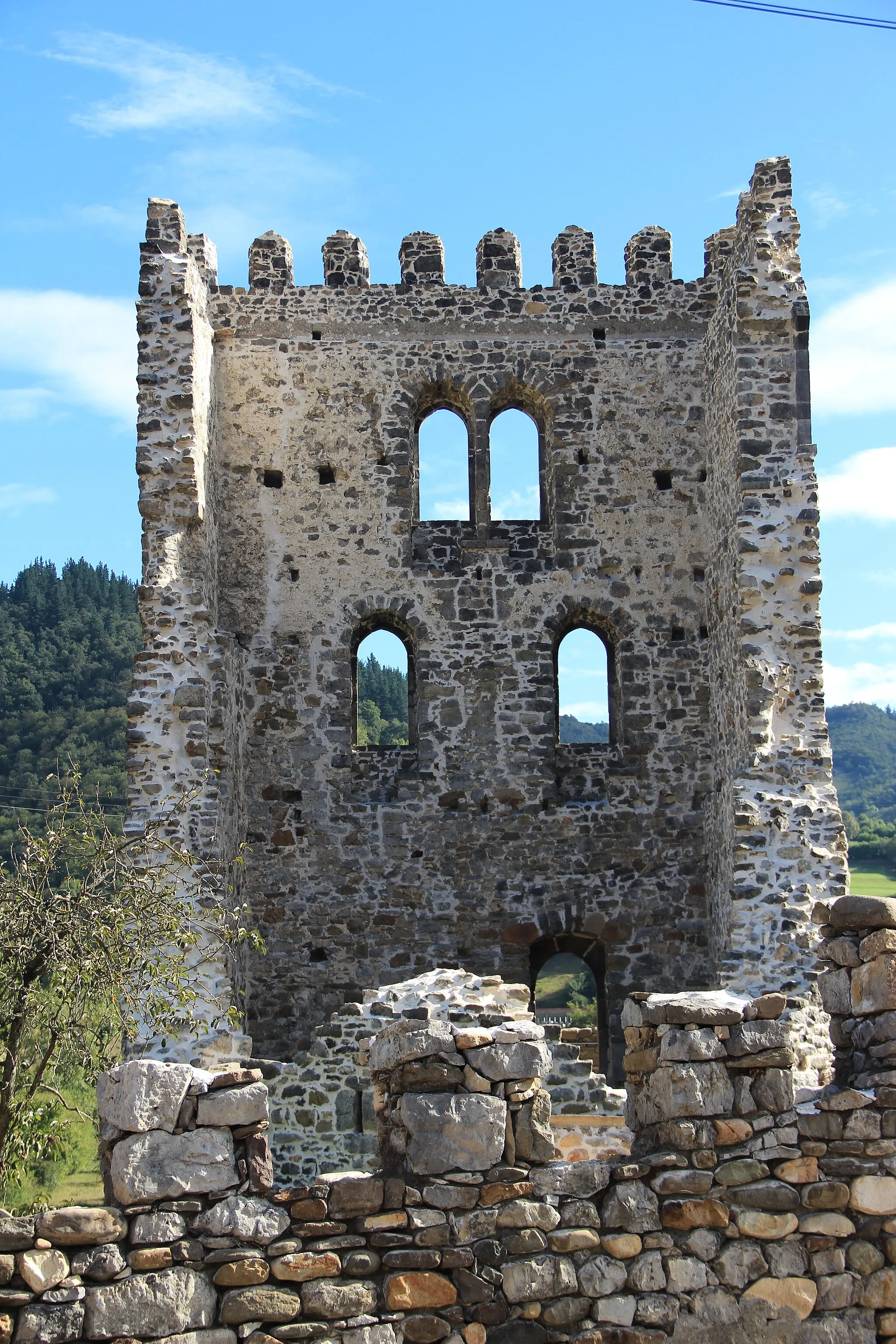 Photo showing: Castle of Soto (Aller). Tower. View from the southwest. Inner walls.