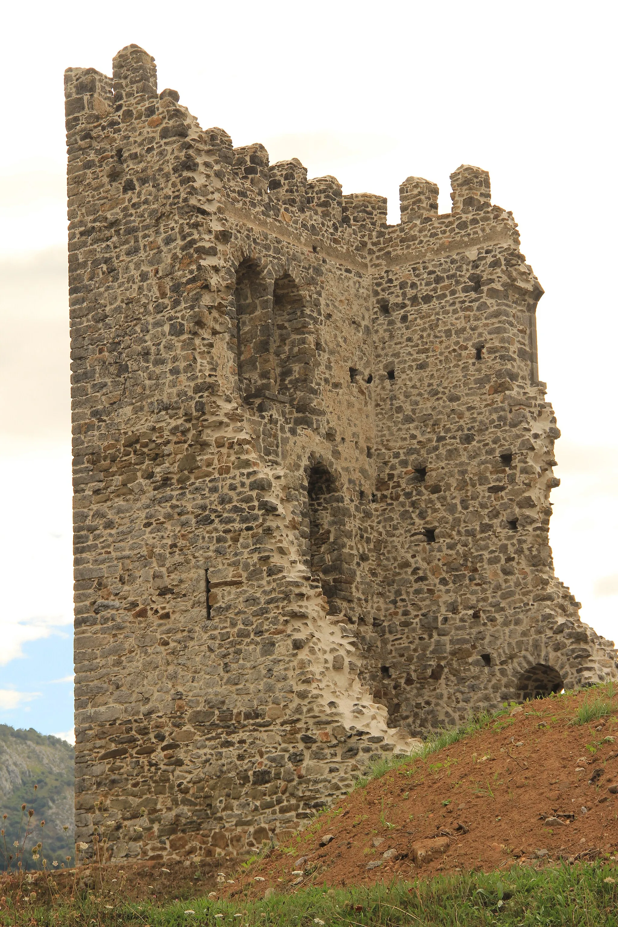 Photo showing: Castle of Soto (Aller). Tower. View from the west. Inner walls.