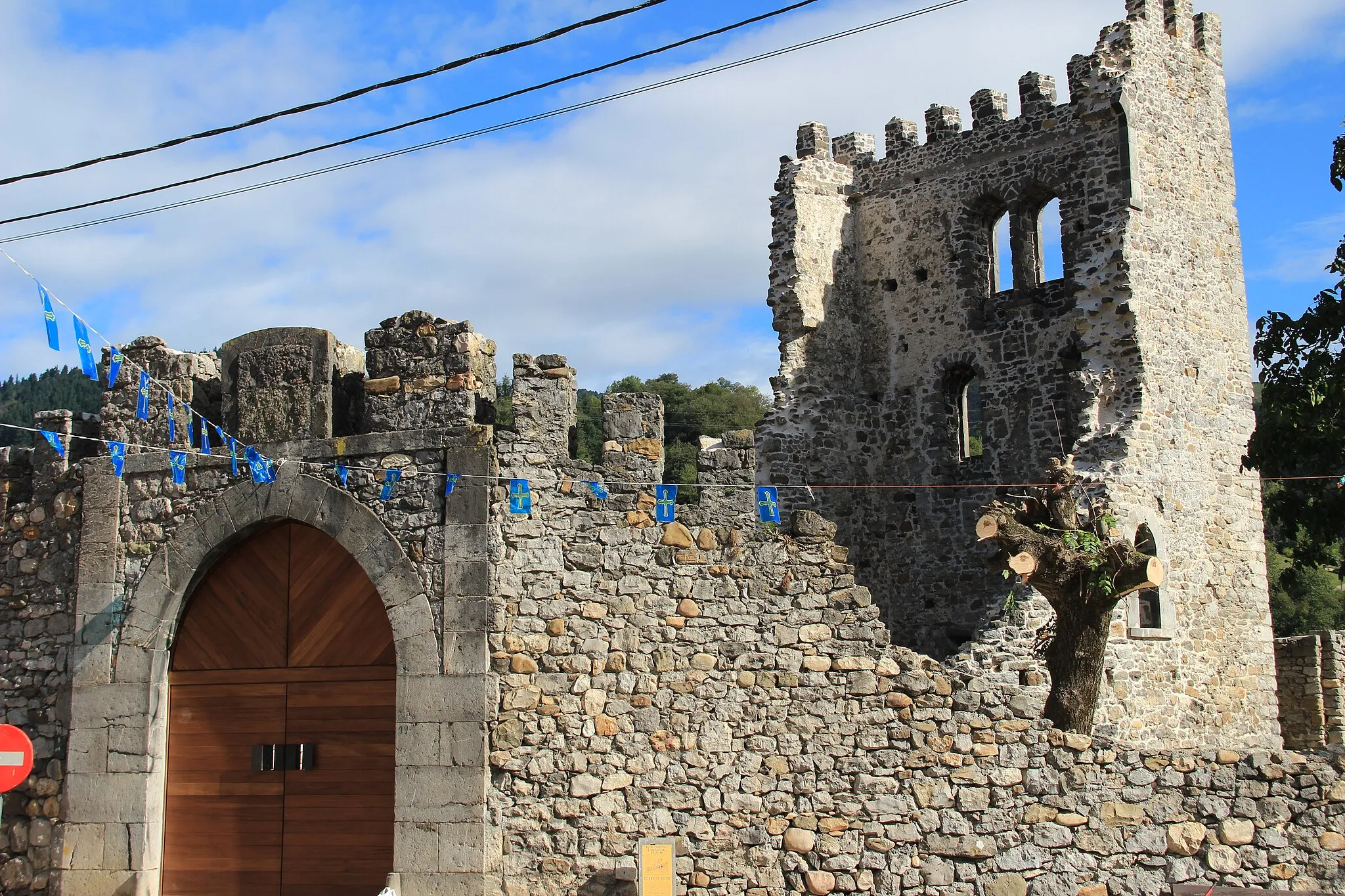 Photo showing: Castle of Soto (Aller). Main entrance and tower.