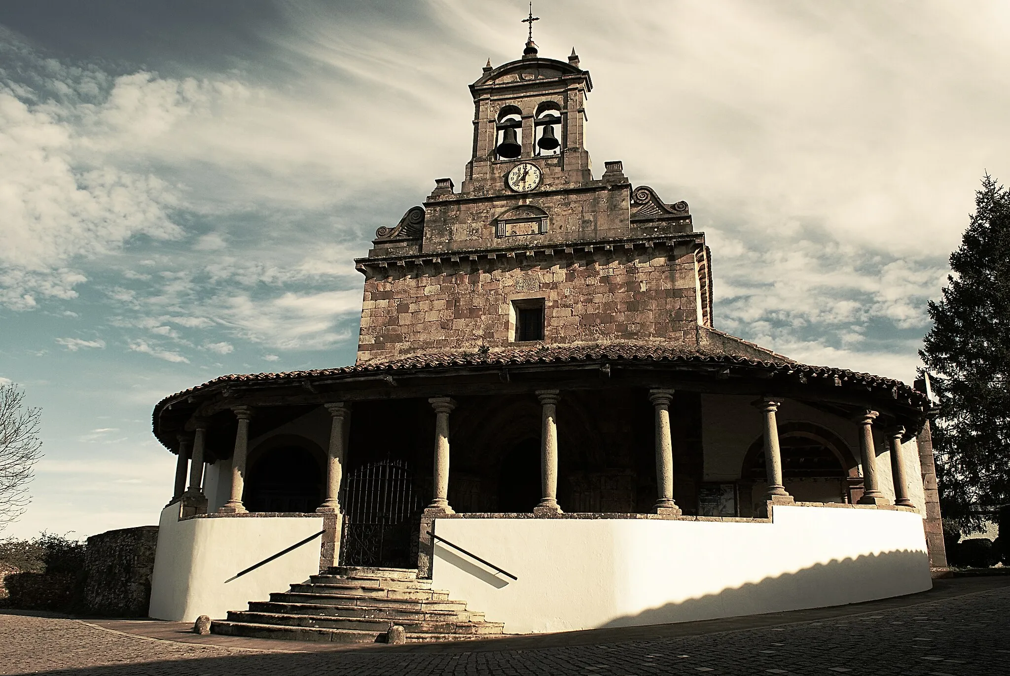 Photo showing: Fachada principal de la iglesia de San Juan en Amandi, concejo de Villaviciosa (Principado de Asturias, España). Se trata de una edificación de origen románico, posteriormente reformada y restaurada. Es considerada Bien de Interés Cultural.