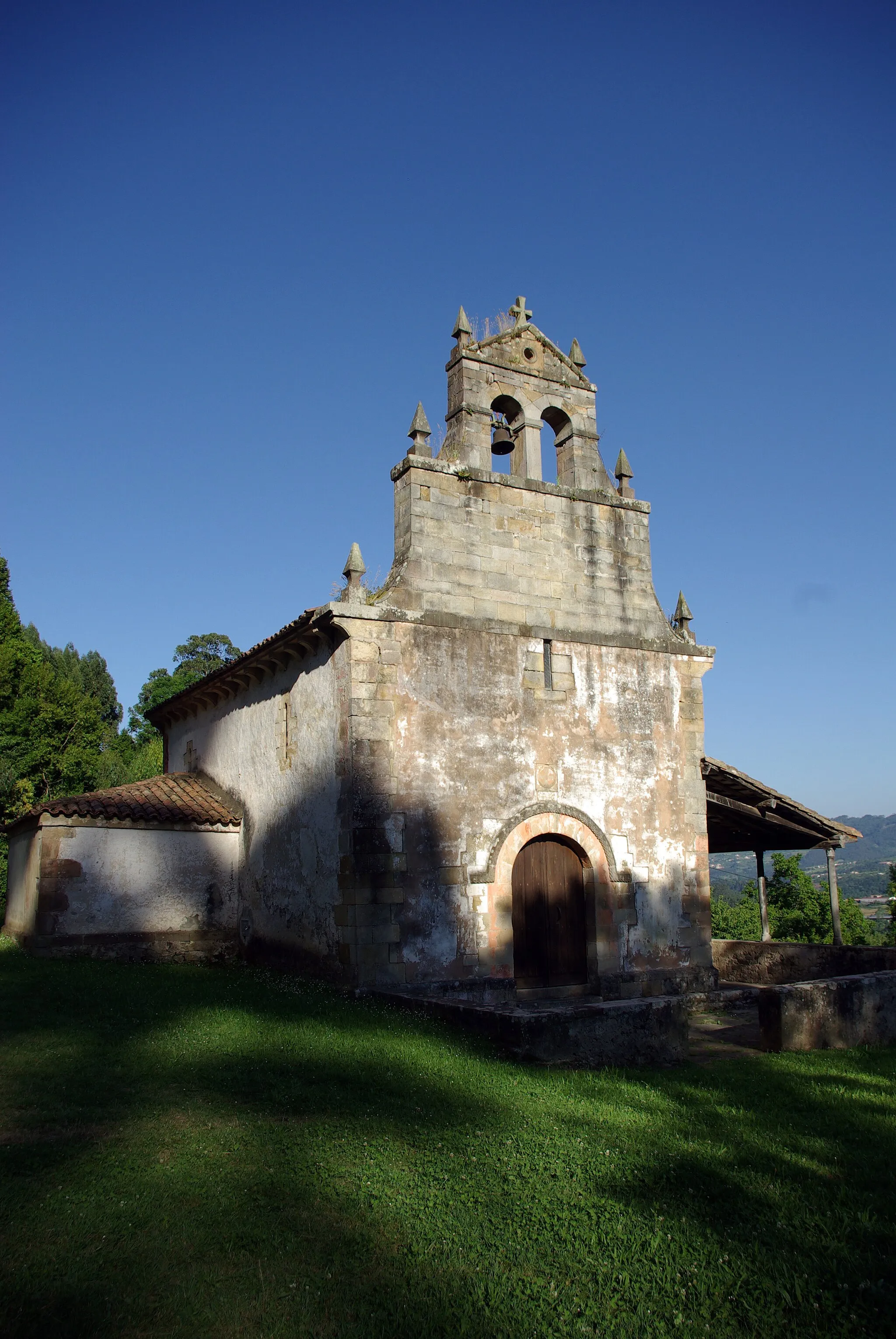 Photo showing: Saint Mary church in Sariegomuerto, Villaviciosa (Asturias, Spain).