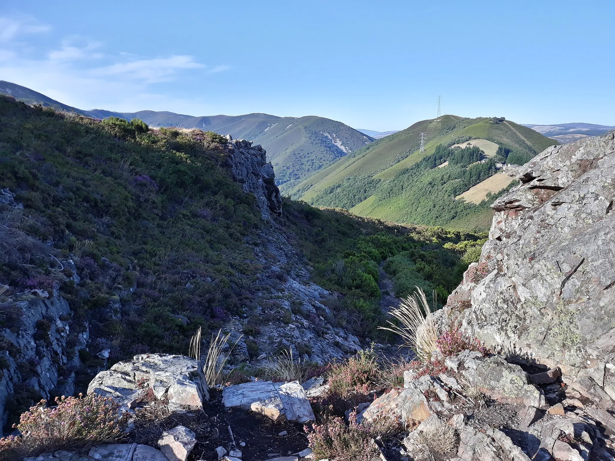 Photo showing: The Sierra del Palo mountains along the route of the Primitive Way of Saint James between Pola de Allande and Berducedo. Asturias, Spain.