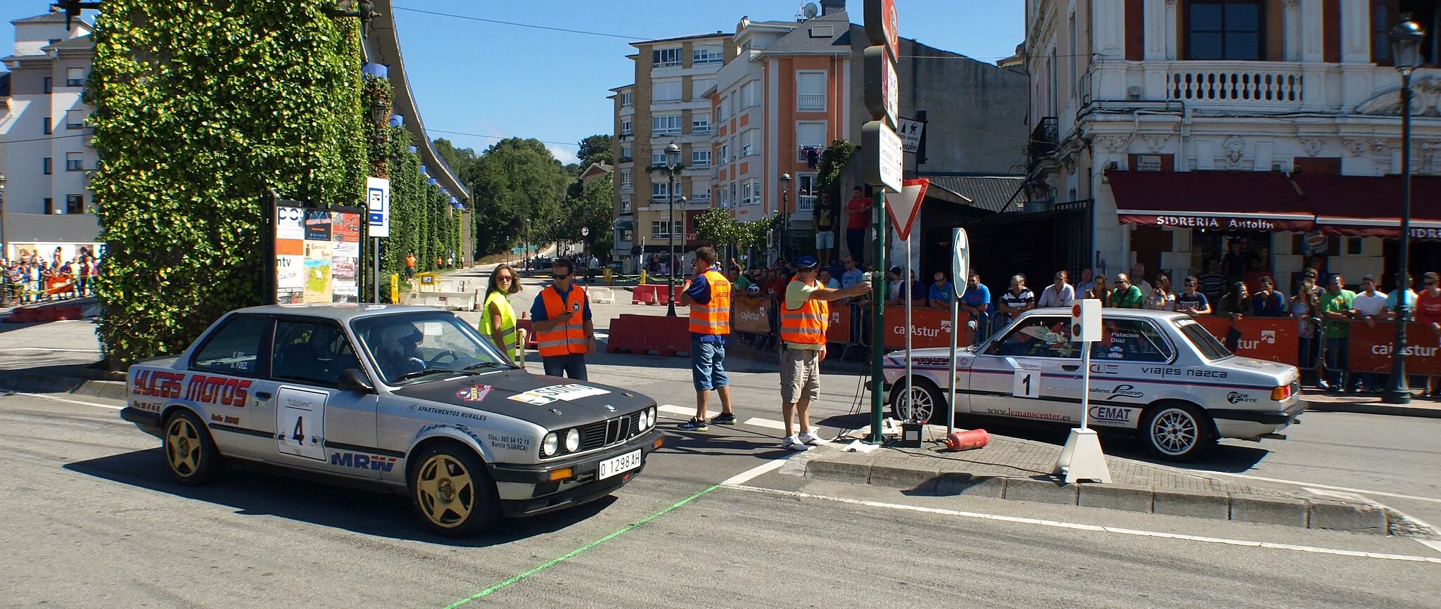 Photo showing: Parallel output of two participating cars in Duel of Traseras® Villa de Navia 2014