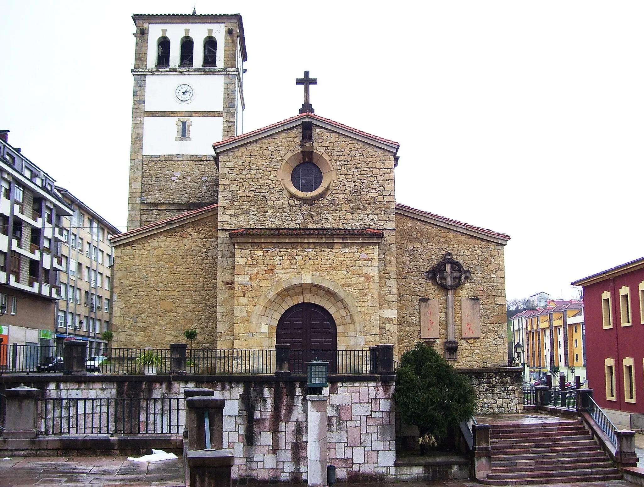 Photo showing: La iglesia parroquial de San Bartolomé en Nava, está en el centro de la villa junto al ayuntamiento y la casa rectoral. Se levanta en sustitución de la anterior parroquia que fue templo románico de San Bartolomé, obra del arquitecto Luis Menéndez Pidal. Es una iglesia de tres naves y crucero ligeramente sobresaliente que cubre la nave central de mayor altura con bóveda de cañón y los laterales con bóveda de arista. Está construida en sillarejo para los muros y sillar para la portada de medio punto.