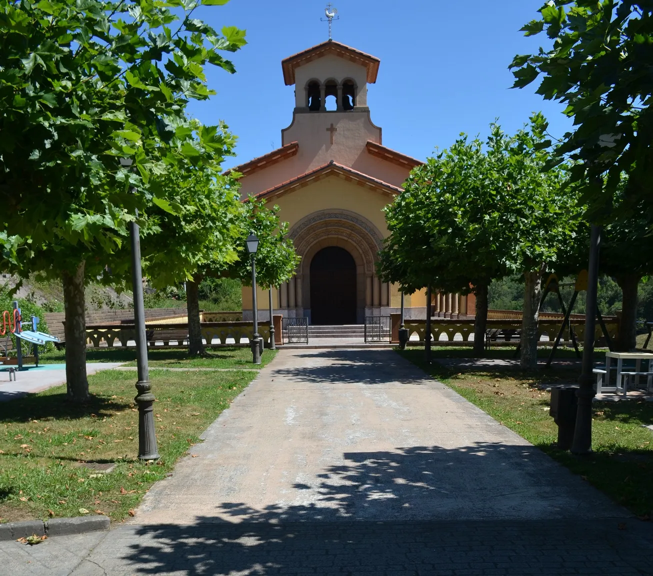 Photo showing: Capilla de Nuestra Señora de La Salud en el poblado minero de Solvay, parroquia asturiana de Lieres, España