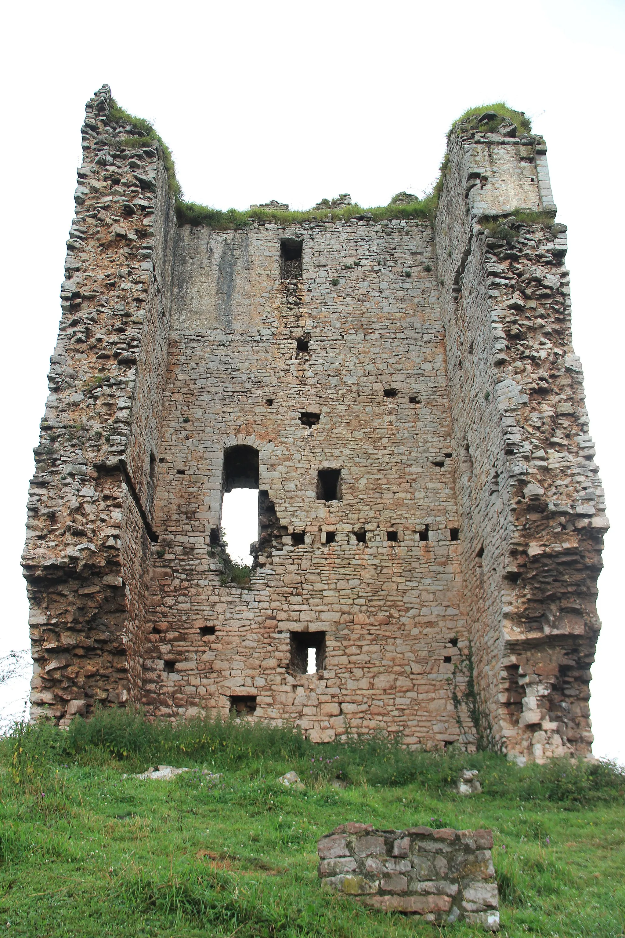 Photo showing: Tower of Peñerudes. View from the south. Inner walls.