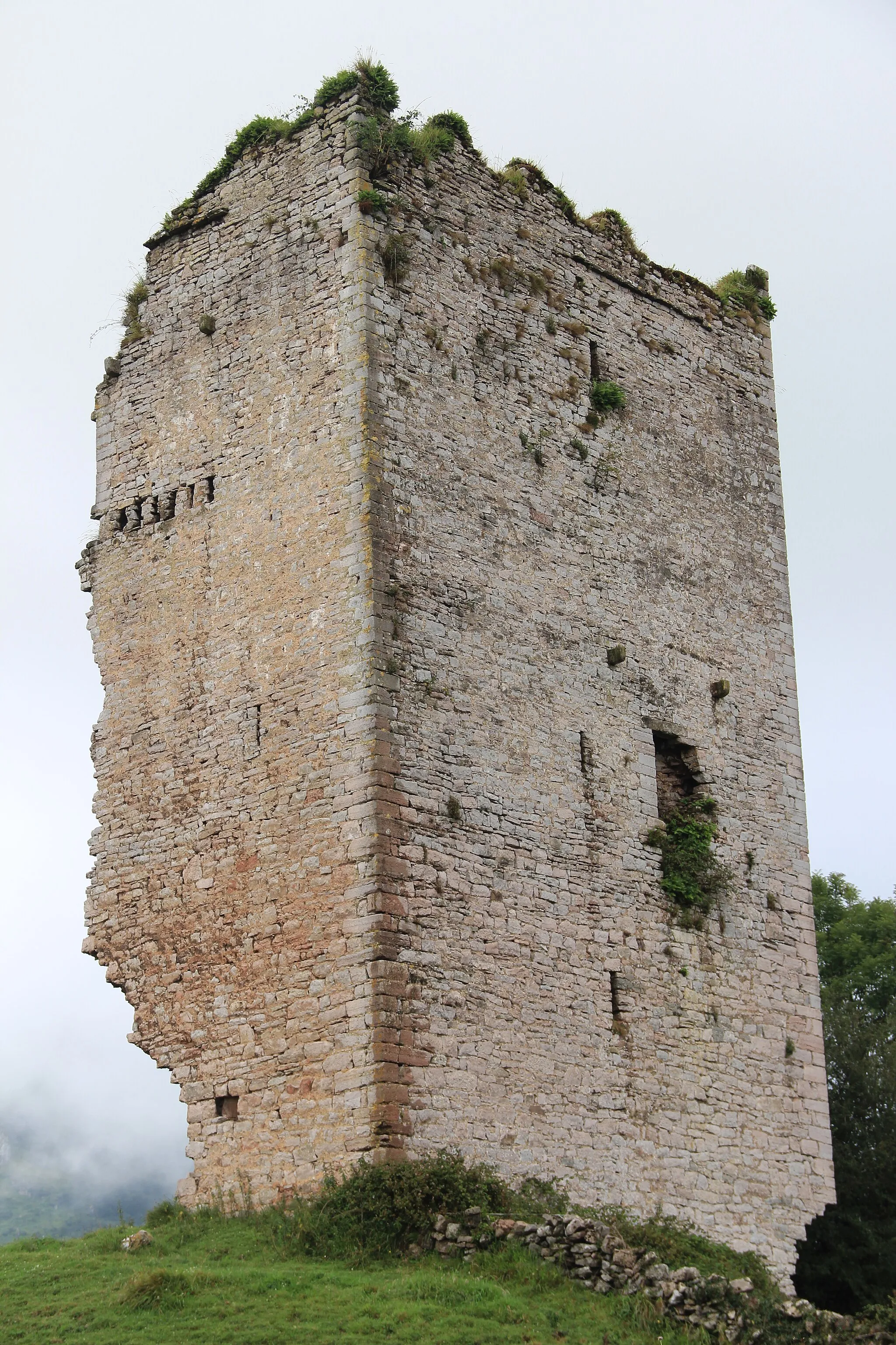 Photo showing: Tower of Peñerudes. Northern and eastern walls.