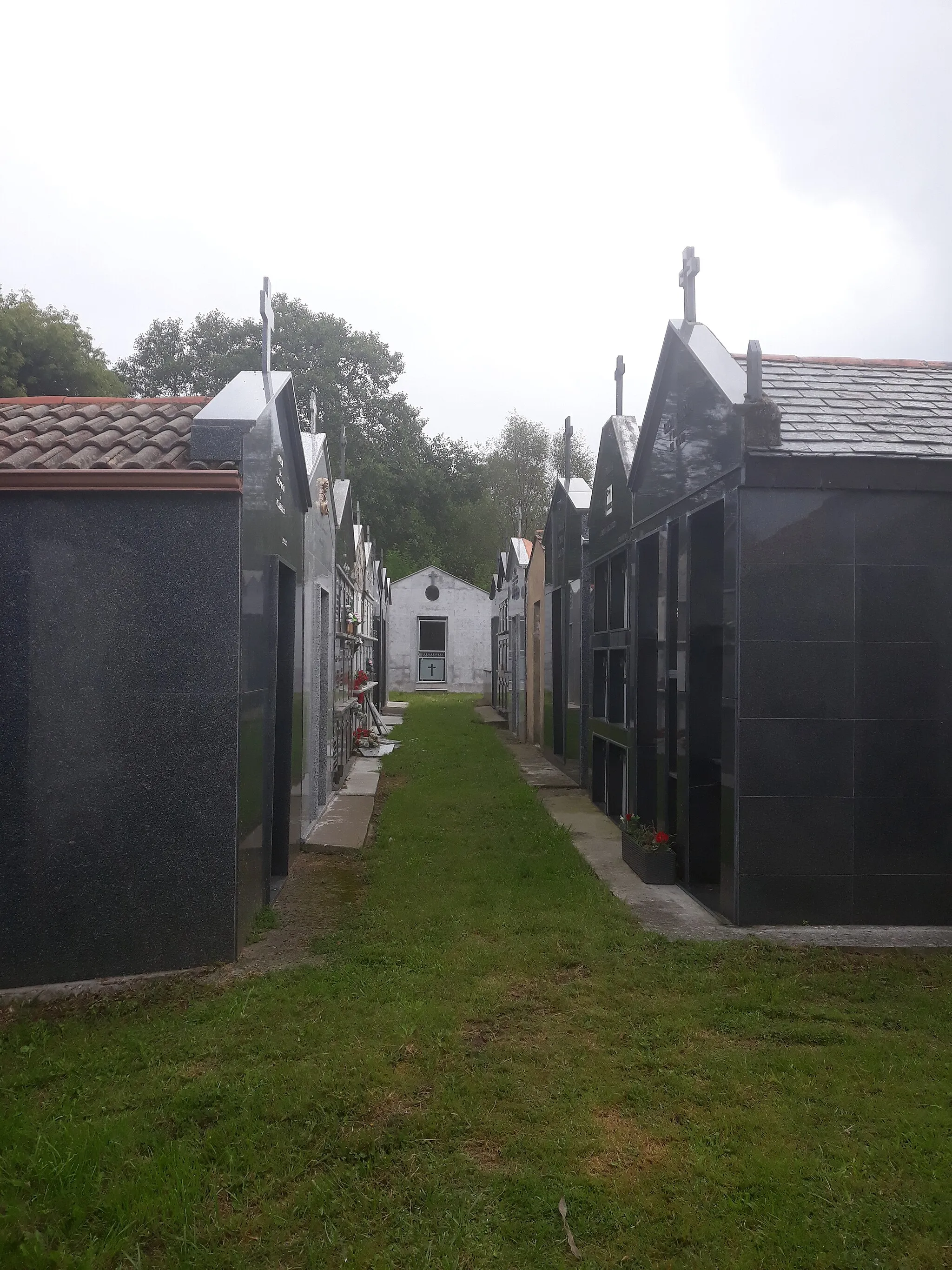 Photo showing: Bodenaya cemetery, on the Primitive Way of Saint James in Asturias, Spain.