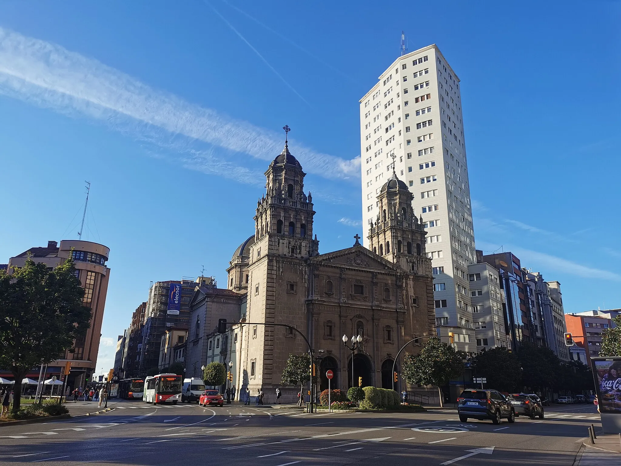 Photo showing: Iglesia de San José, anexa a la Torre Bankunión, plaza del Humedal, Gijón