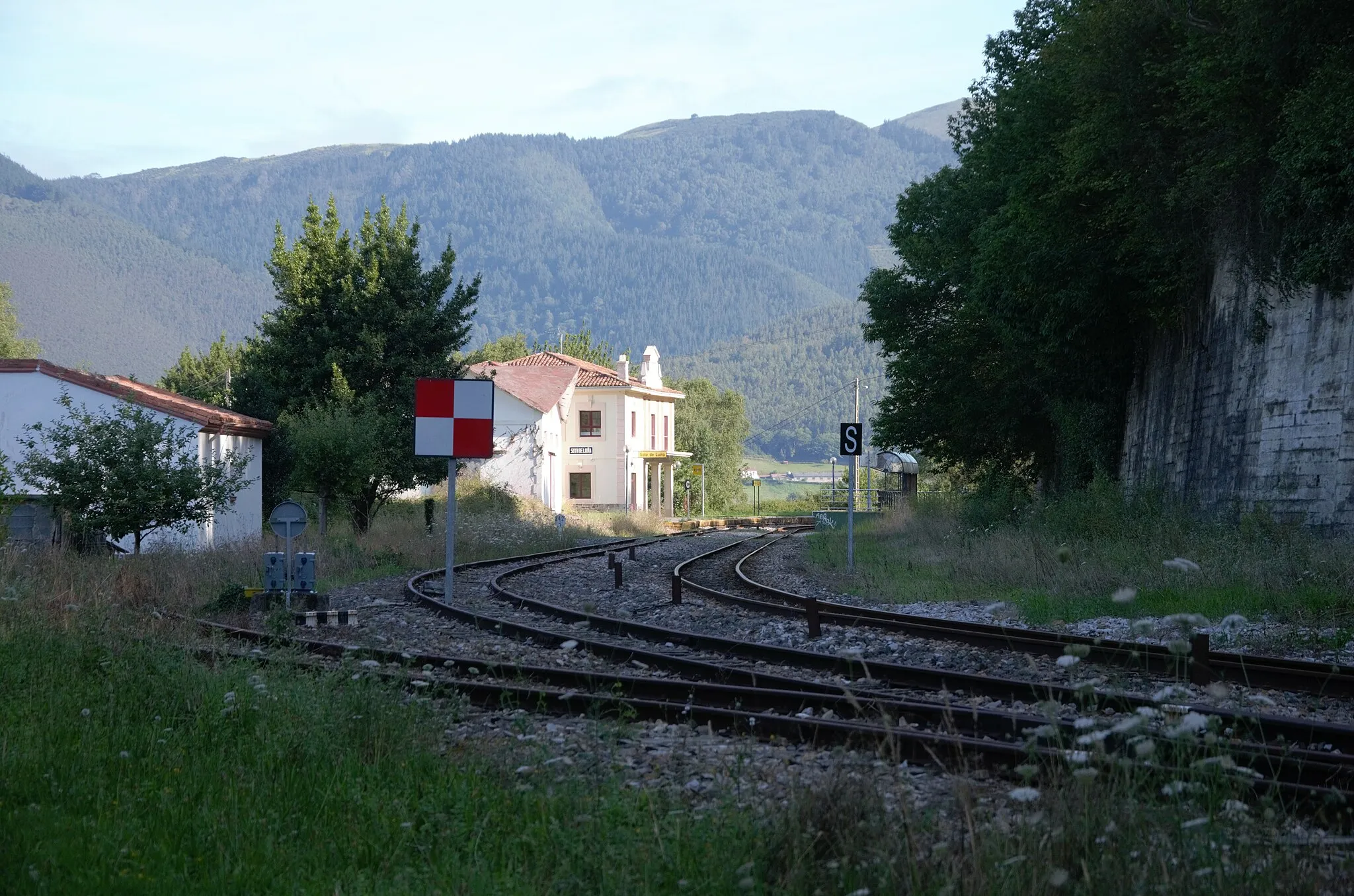 Photo showing: Soto de Luiña (Cudillero, Spain) train station on the narrow gauge Ferrol-Gijón railway line.