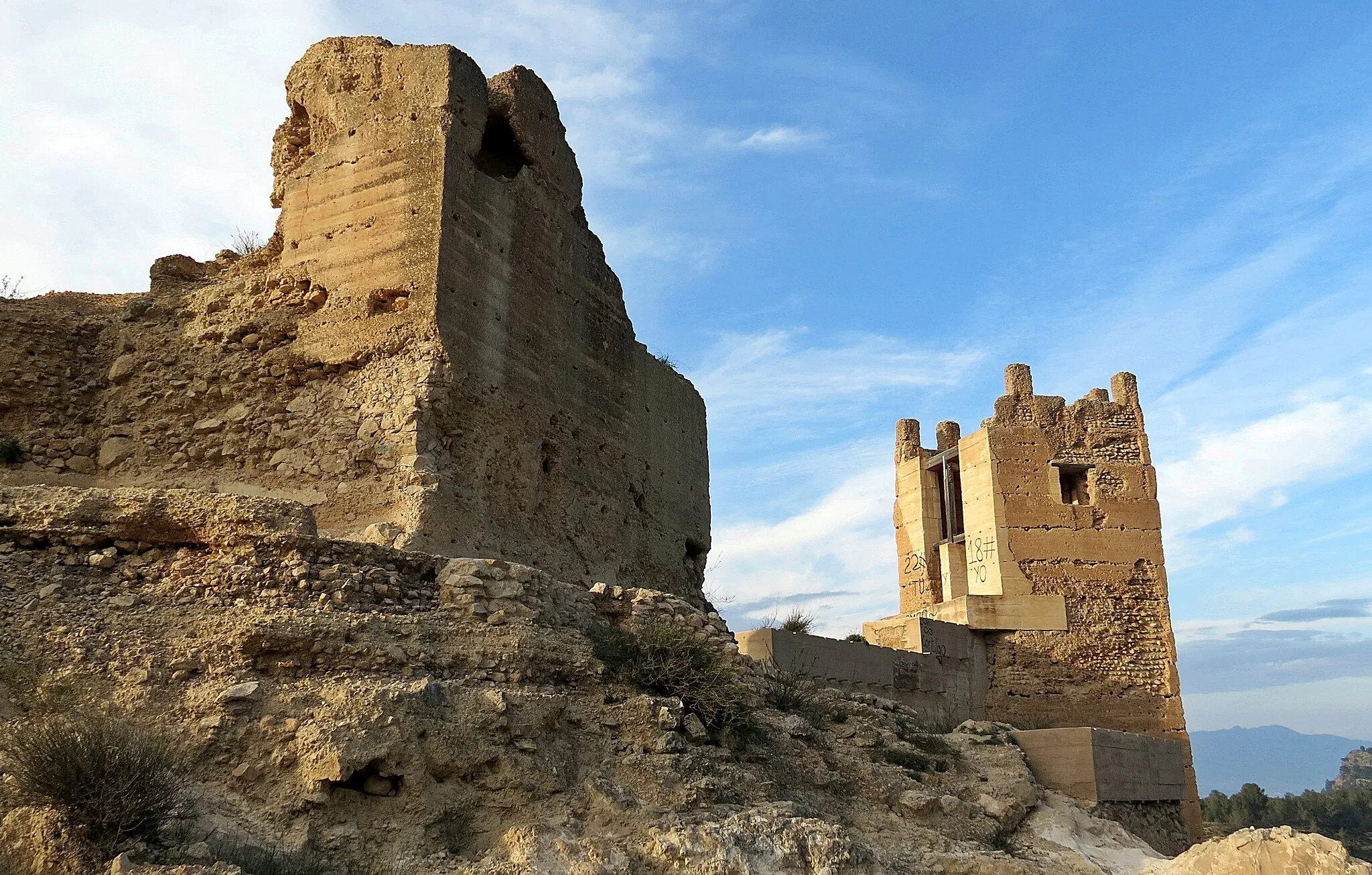 Photo showing: The fortress of Pliego is located in a strategic place since dominating the current population, the old fortified town of La Mota, also known as Castle of the Paleras, and the water channel of the river Pliego. It's an impressive element of control of the territory. But its origins don't seem very clear. Some authors date its construction from the 12th century, and claim that its construction in the Islamic period responds to the intention to give shelter to the inhabitants of La Mota. However, is the possibility of a later building, already in Christian times and under the lordly domain of the order of Santiago.
Their State of conservation, relatively good and restored in some areas a few years ago, allows us to contemplate a fully constructed defensive work with an excellent mud mortar, with a few elements in which it's still possible to distinguish elevation complete with his footsteps of round and battlements. Pliego Castle is declared of Cultural interest by the second additional provision of law 16/1985 of 25 June on Spanish historical heritage.

http://www.regmurcia.com/servlet/s.Sl?sit=a,89,c,522,m,1075&r=CeAP-2048-C_440_DETALLE_CENTRO