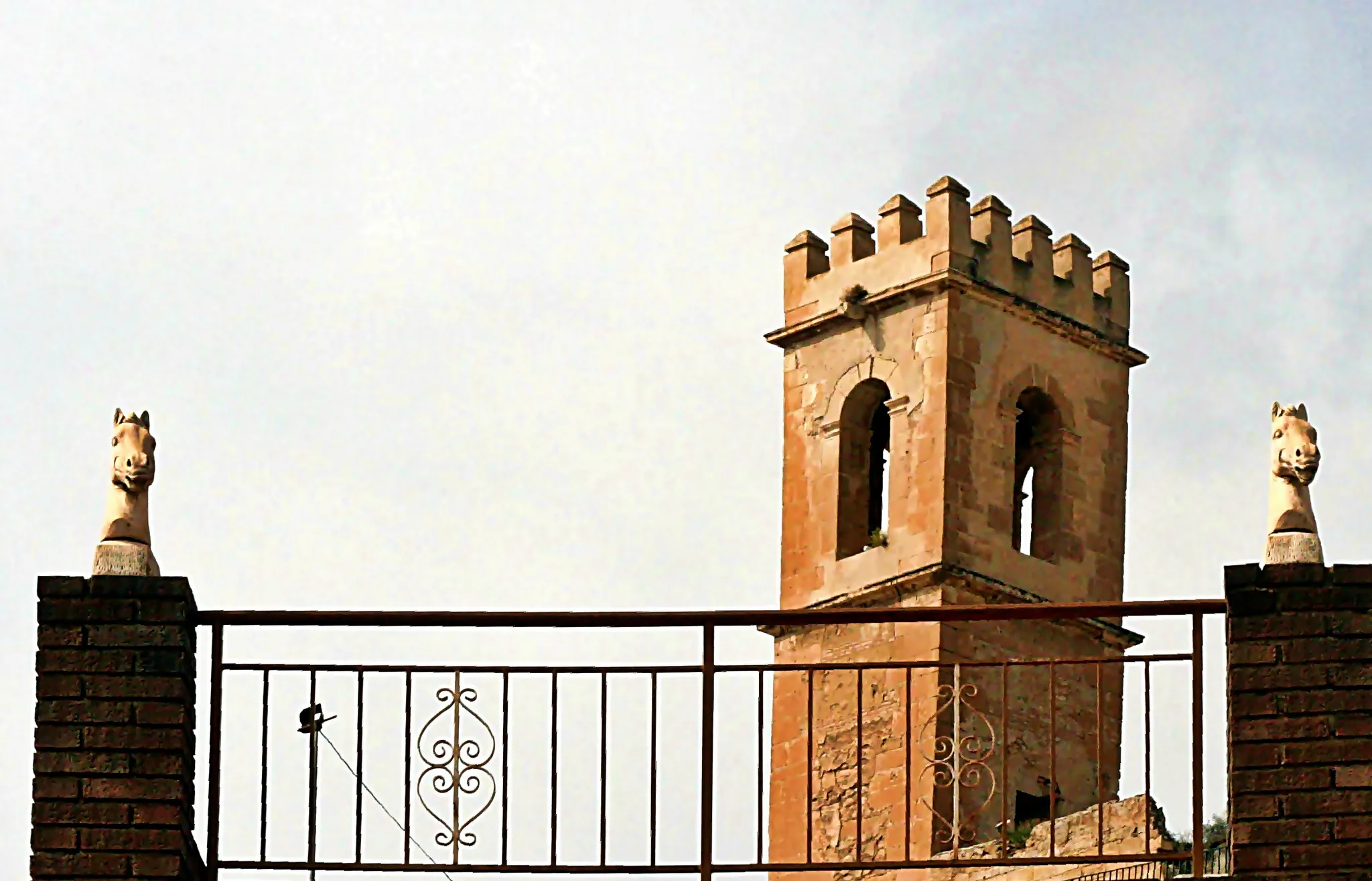 Photo showing: TIRANDO DE TORRE (Muralla medieval de Lorca)