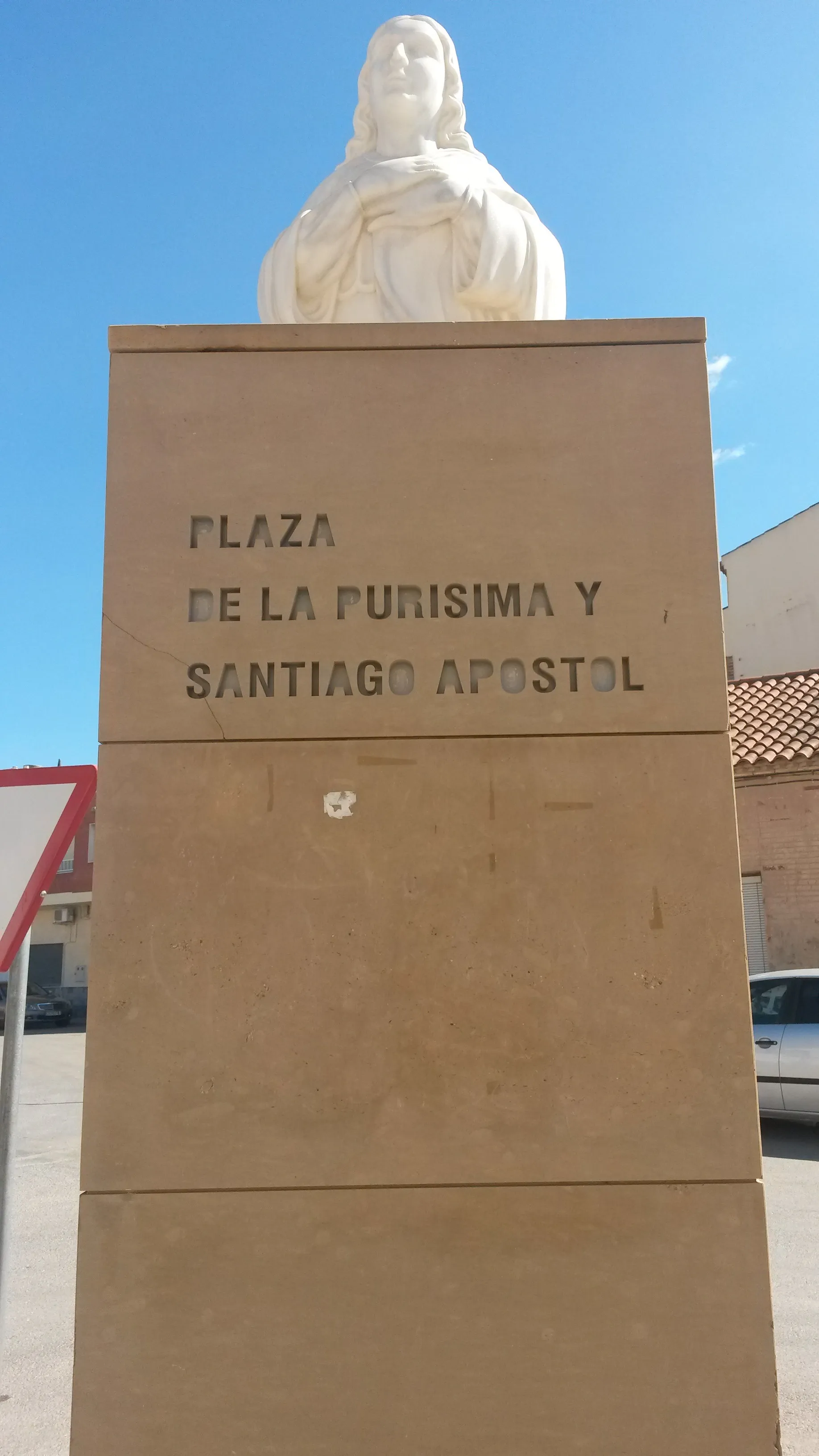 Photo showing: Escultura situada en la plaza de la iglesia de Balsapintada, en honor a sus dos patrones