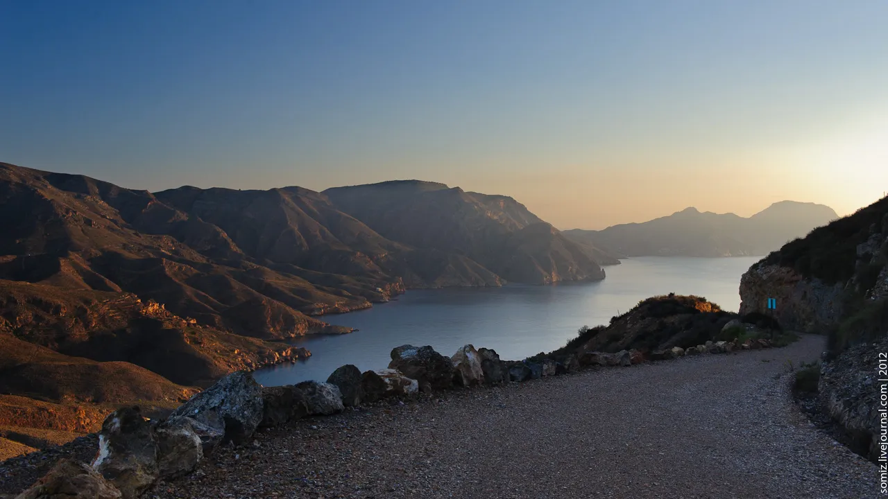 Photo showing: Bateria de Atalayon - one of three fortifications (Atalayon, El Jorel, Castillitos), built on a promontory Cabo Tinoso early in the last century and is used to protect the naval base in the city of Cartagena. In 1952, the guns were dismantled, and the building was given as warehouses. In the early 90's of the last century, excluded from the Ministry of Defence of Spain. Currently located in a derelict state. Open to tourists. Located at an altitude of 300 meters, is a great place to meet dawn.

Cabo Tinoso. Spain. Autumn 2012.